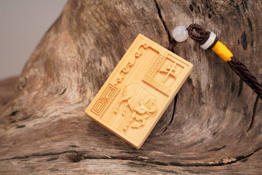 上海都达杂项专场八十一【全场包邮】  精雕天然崖柏生肖牛挂牌65-334