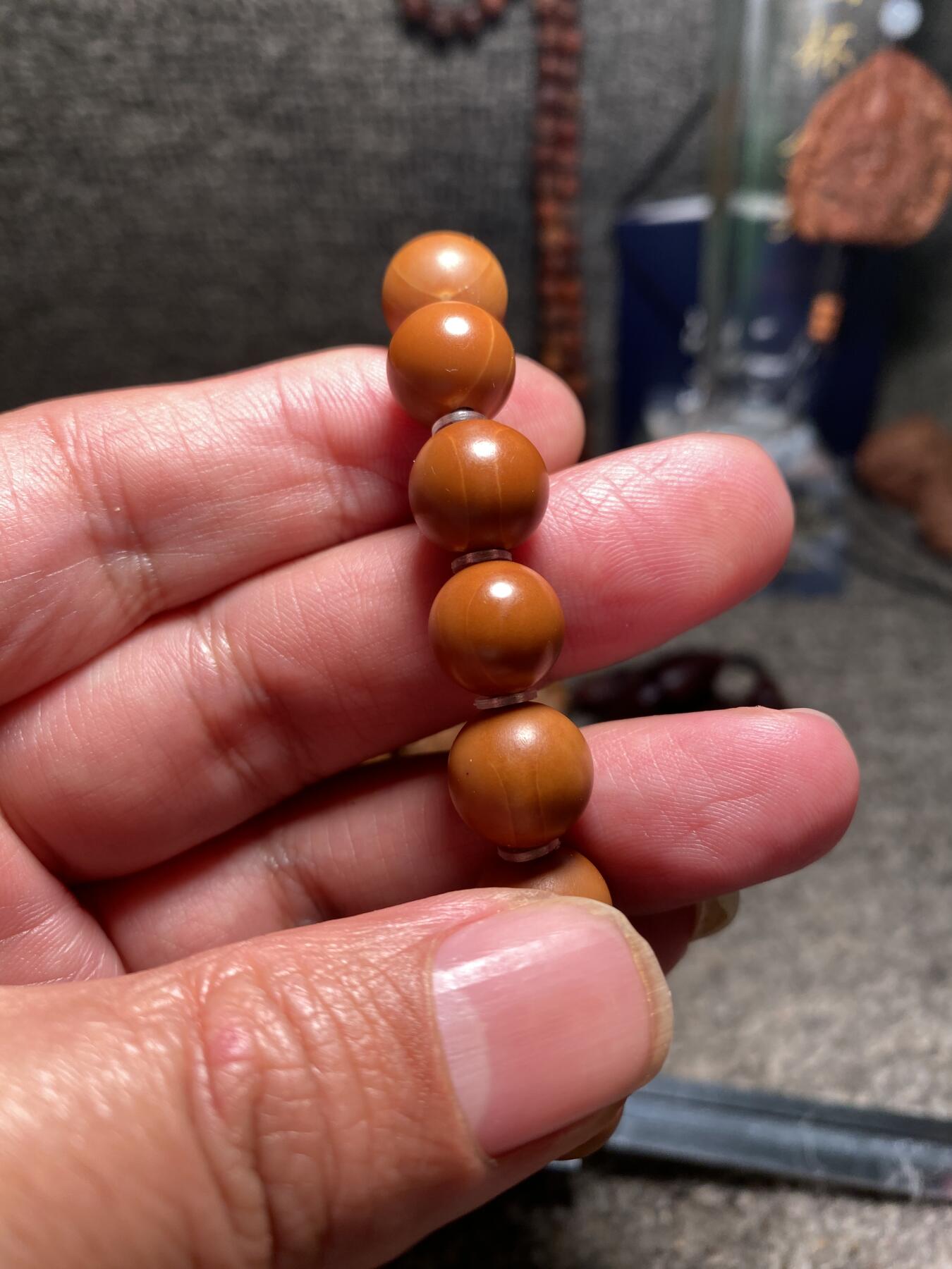 捡漏苏州非物质文化遗产，核雕艺术老苏工 福利苏工核雕纯手工铁核小正圆手串，个性十足，等待有缘人，尺寸1。15左右喜欢的来，二个字便宜，少花冤枉钱，不还价