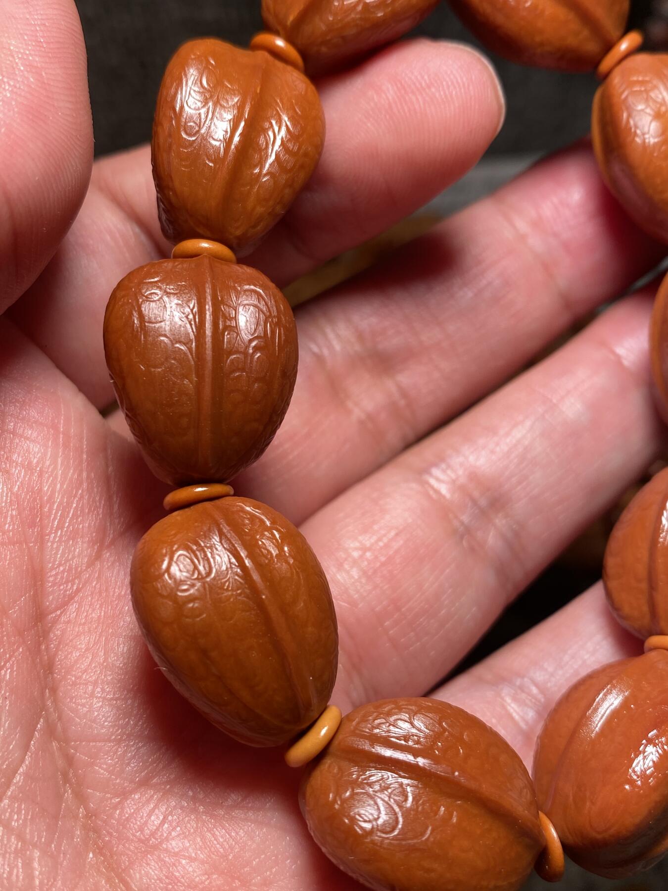 捡漏苏州非物质文化遗产，核雕艺术老苏工 福利苏工核雕，纯手工回纹铁核鱼背，10年老料，个性十足，等待有缘人，市场无同款，尺寸1。68x2.1左右喜欢的来