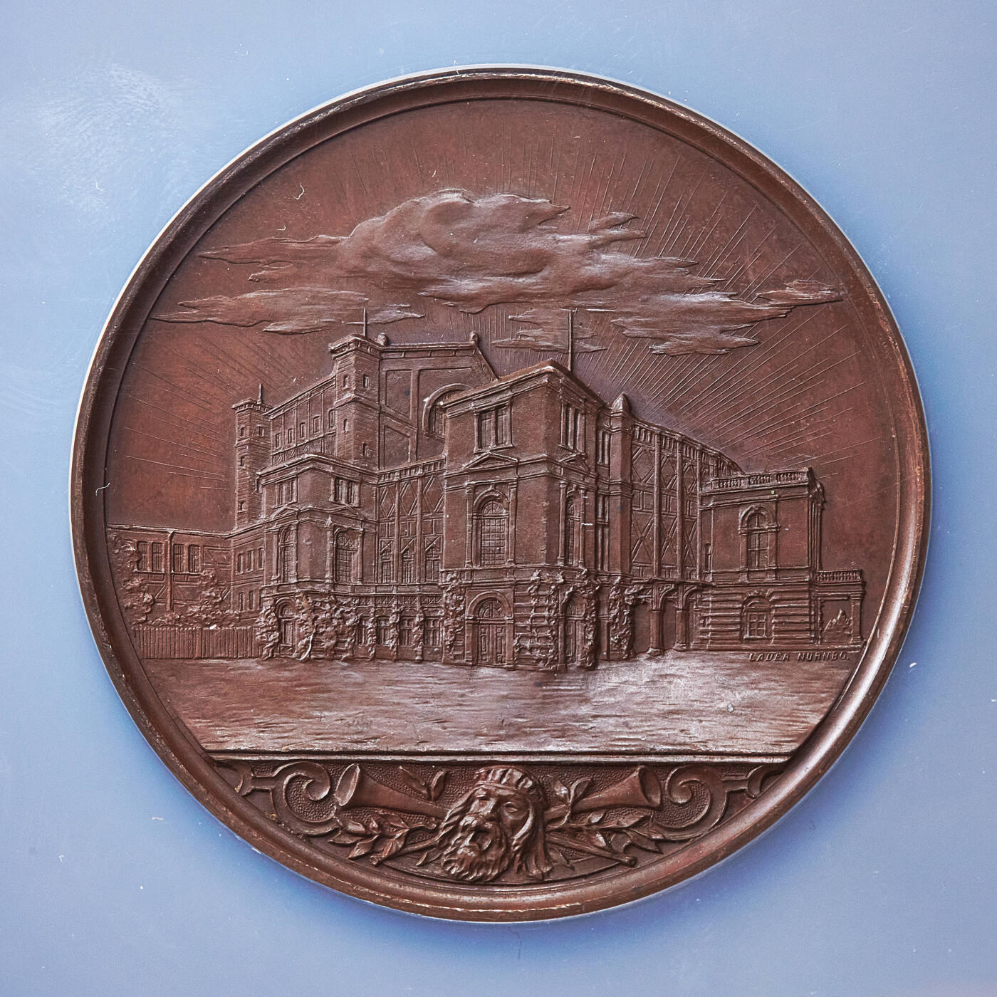 【俄甄集藏】满园春色-2026年(051)04-22星期三 晚 19:30 全场包邮 德国1883年纪念作曲家理查德·瓦格纳70寿辰大铜章，NGC MS64，巧克力包浆，设计精美，德国纽伦堡劳尔厂铸造，背面建筑为拜罗伊特节庆剧院，直径：50mm，名誉品种