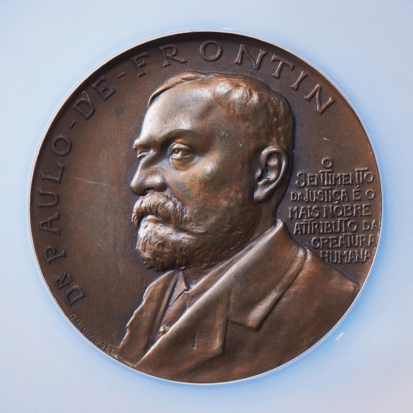 【俄甄集藏】满园春色-2026年(051)04-22星期三 晚 19:30 全场包邮 巴西1910年创始人保罗·德·弗罗坦头像纪念里约热内卢德比赛马俱乐部成立25周年大铜章，NGC MS63，巧克力包浆，高浮雕，背面为赛马场实景与手持花环的胜利女神，著名意大利裔章牌大师奥古斯托·乔治·吉拉尔代作品，直径：50mm，重：64.5克，稀有品种