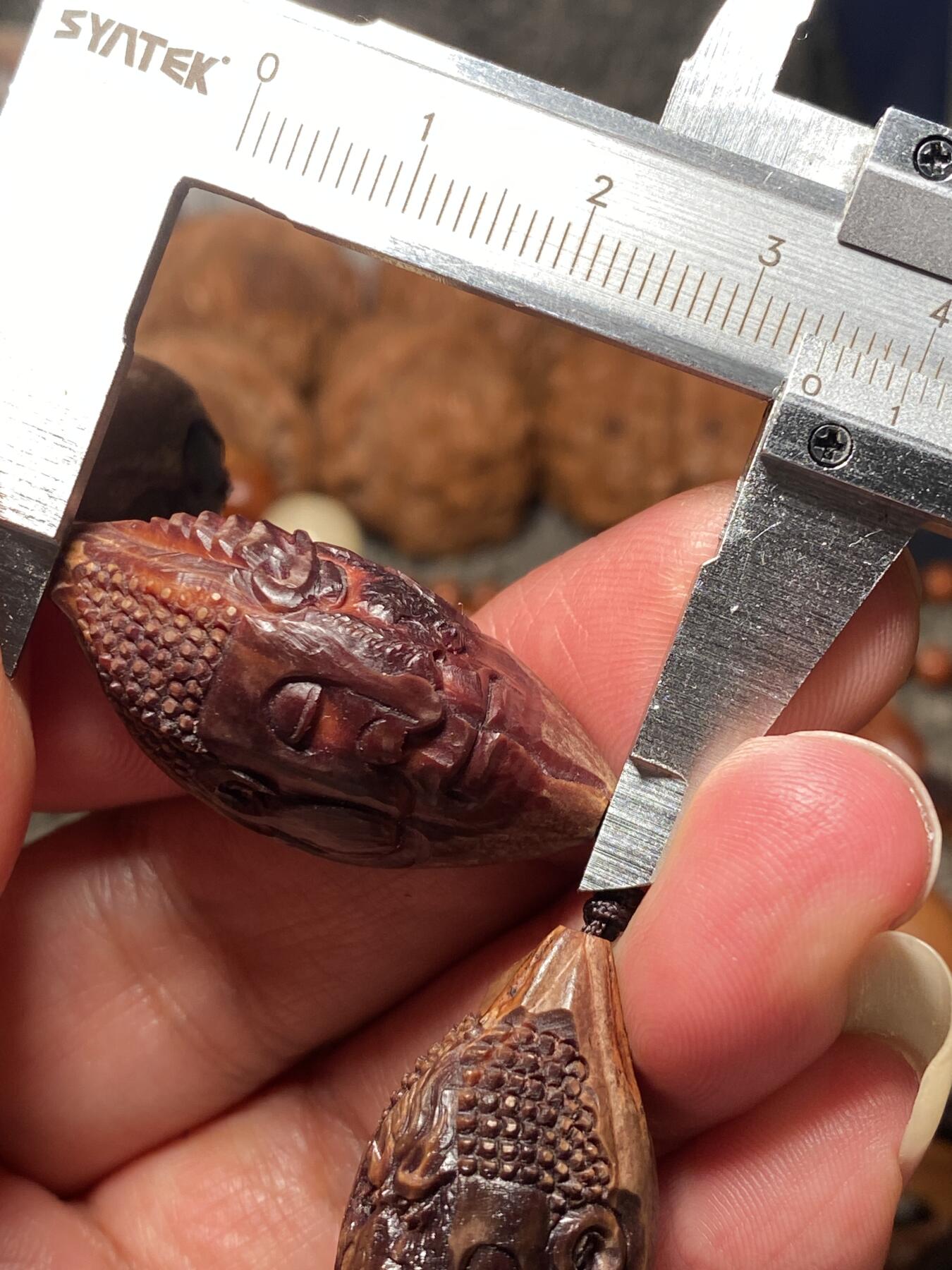 捡漏苏州非物质文化遗产，核雕艺术老苏工 福利孤品苏工核雕纯手工老手艺，老款佛魔紫核一念之间，雕工深峻，个性十足，等待有缘人，尺寸1。65x3.45喜欢的来