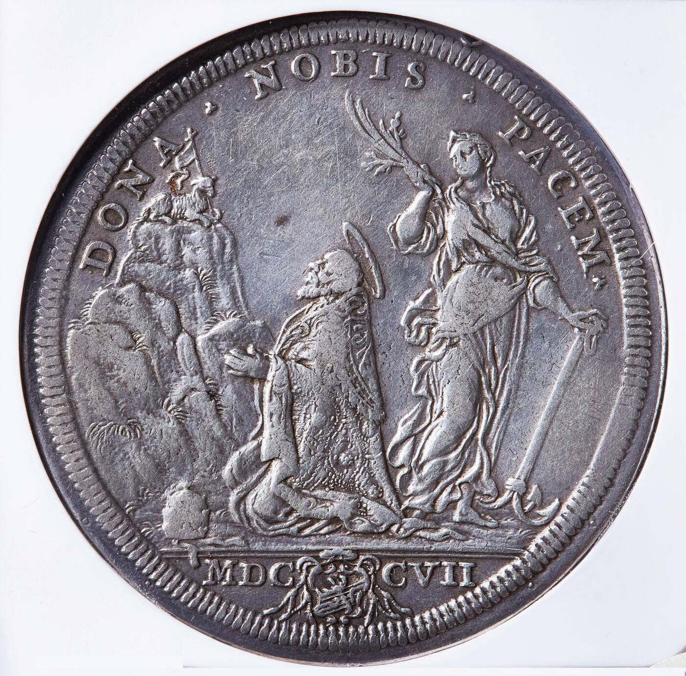 【俄甄集藏】满园春色-2026年(051)04-22星期三 晚 19:30 全场包邮 教皇国1707年克莱门特十一世1皮阿斯特圣彼得向和平女神祈福大银币，NGC VF30，原味包浆，稀少品种