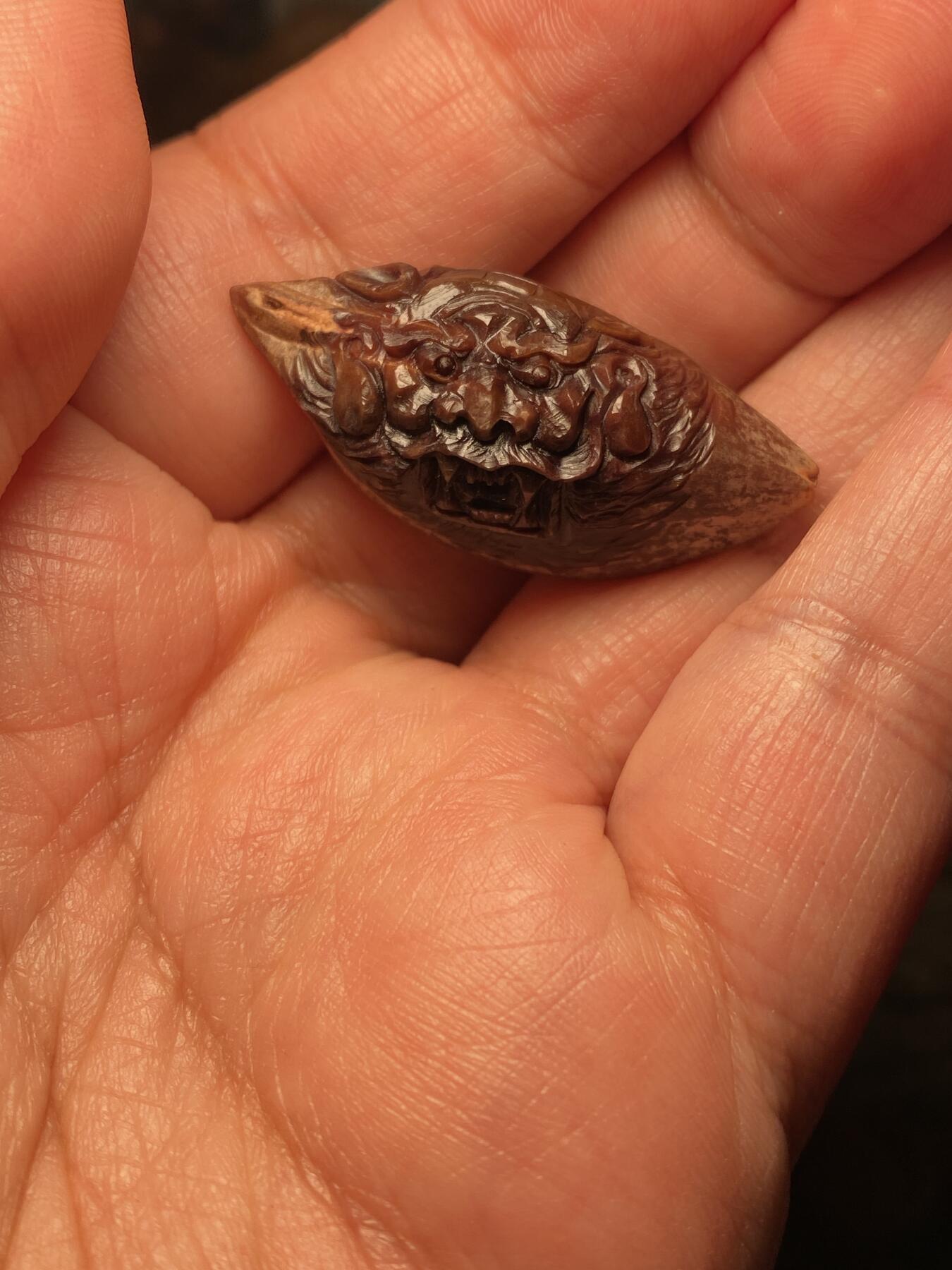 捡漏苏州非物质文化遗产，核雕艺术老苏工 福利苏工核雕纯手工老手艺横版紫核钟馗，雕工深峻，个性十足，等待有缘人，尺寸1。9x4.0喜欢的来