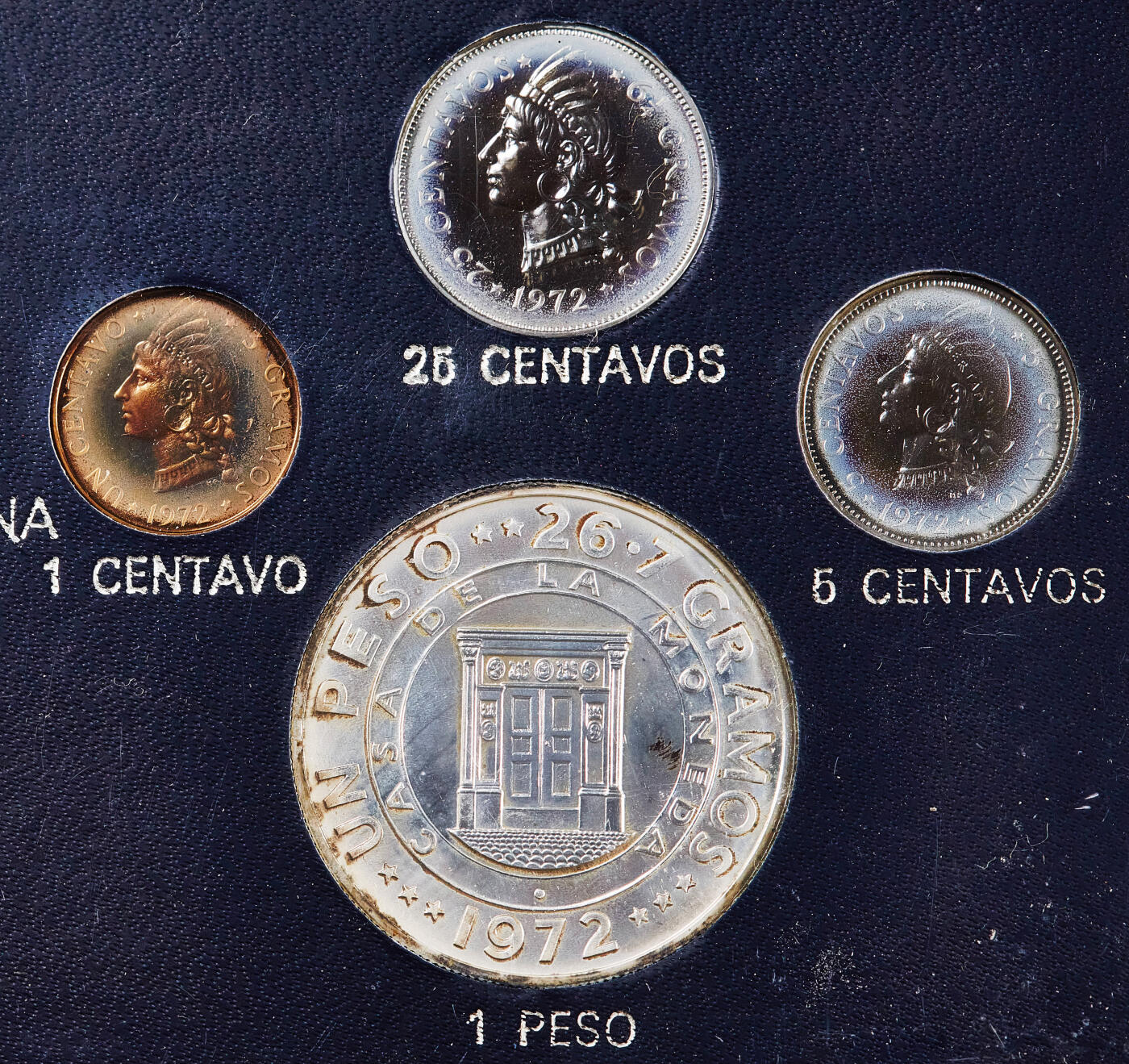 【俄甄集藏】满园春色-2026年(051)04-22星期三 晚 19:30 全场包邮 多米尼加1972年1分-1比索官方精制封装硬币4枚套，其中中央银行成立25周年1比索银币重26.7克，900银，一共发行500套，稀有品种