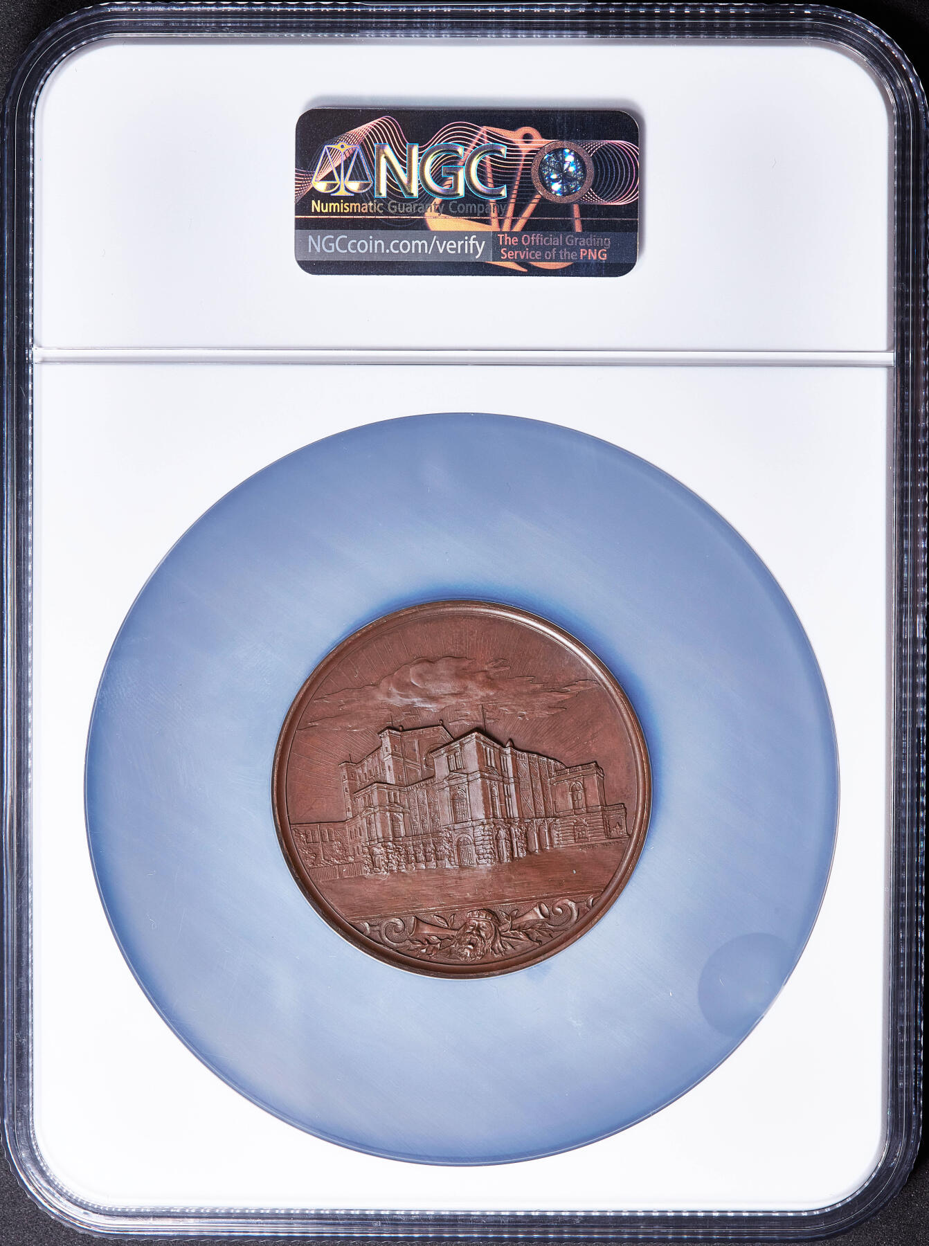 【俄甄集藏】满园春色-2026年(051)04-22星期三 晚 19:30 全场包邮 德国1883年纪念作曲家理查德·瓦格纳70寿辰大铜章，NGC MS64，巧克力包浆，设计精美，德国纽伦堡劳尔厂铸造，背面建筑为拜罗伊特节庆剧院，直径：50mm，名誉品种