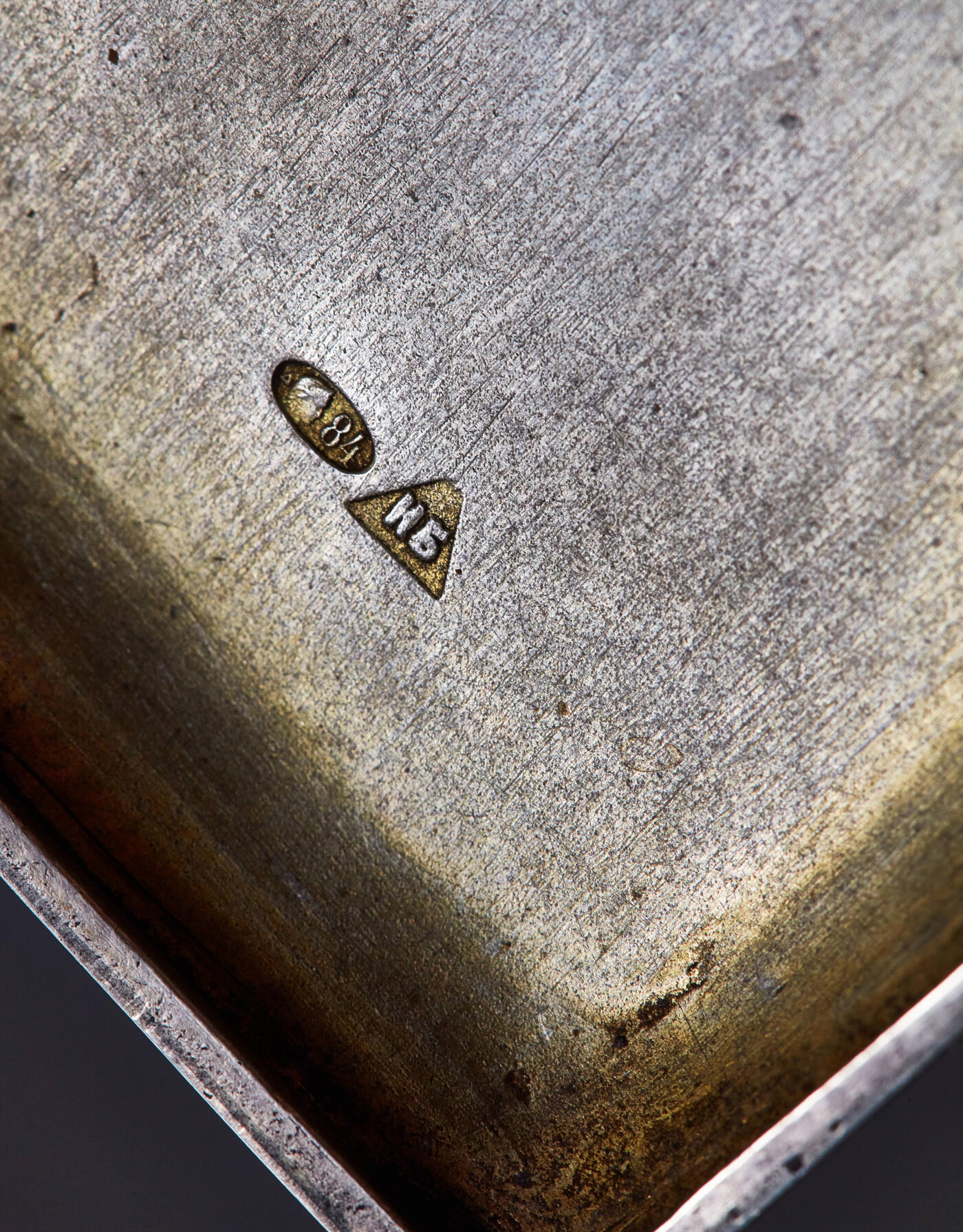 【俄甄集藏】满园春色-2026年(051)04-22星期三 晚 19:30 全场包邮 沙俄19世纪伏尔加河畔风光山水风景乌银珐琅（Niello）工艺内镀金刻花古董银烟盒，莫斯科著名乌银工艺大师尼古拉·米哈伊洛维奇·博比尔作品，长：105mm，宽：75mm，重量：141.2克，84戳记，含银量87.5%，俄系银器戳记为96进制，设计精美，纯手工制作，保存完好难得，有使用痕迹