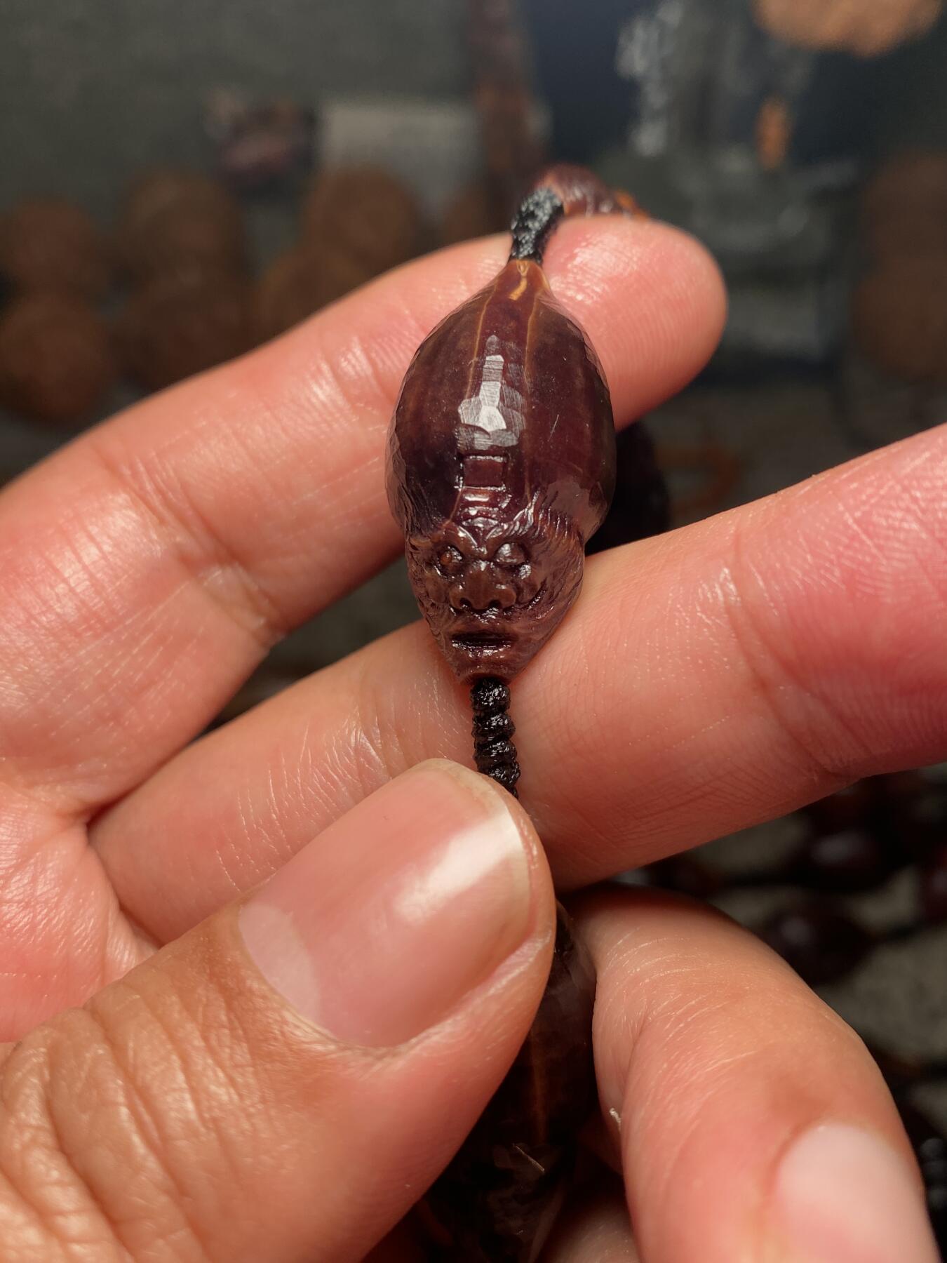 捡漏苏州非物质文化遗产，核雕艺术老苏工 福利苏工核雕纯手工老手艺名家王红秋老师雕刻异型紫核全刀工福禄钟馗百态，雕工深峻，个性十足，等待有缘人，尺寸1。5x3。15喜欢的来