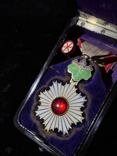 戎马世界章牌大赏第115期 早期勋五等旭日双光章，盒略全，明治初期的圆角圆钮按扣盒子，非常少见的囧字盒，西南旭日之后的版本，挂钩为按压式双层挂钩