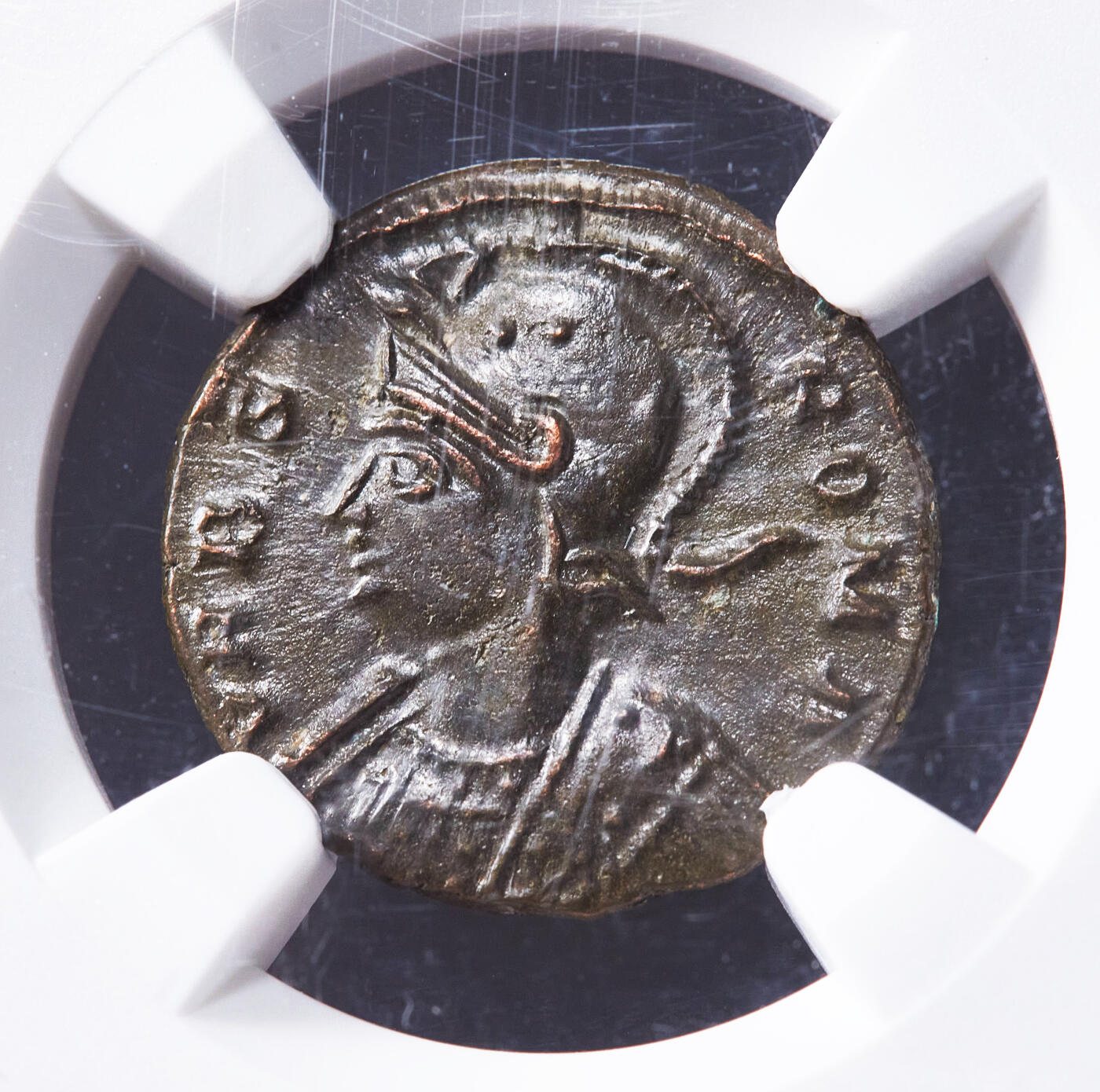 【俄甄集藏】满园春色-2026年(051)04-22星期三 晚 19:30 全场包邮 古罗马帝国公元330年-331年君士坦丁大帝母狼育婴罗马建城纪念铜币，NGC MS，正面罗马女神戴盔披氅面左胸像，币文罗马城，背面母狼哺婴源自罗马建城传说，母狼正哺育罗慕路斯和雷穆斯兄弟，上方两颗芒星，未流通难得，直径：17mm