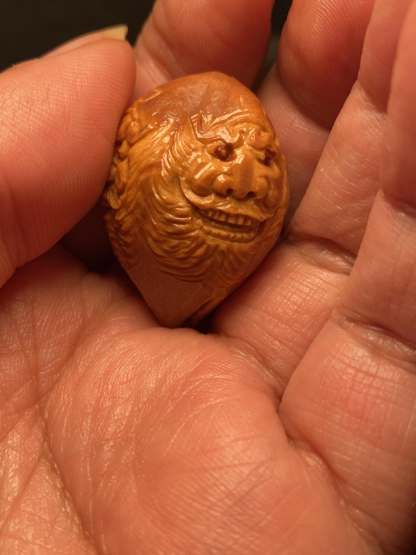 捡漏苏州非物质文化遗产，核雕艺术老苏工 福利苏工核雕，纯手工雕刻,钟馗百态，个性十足，等待有缘人，尺寸2。7x3。58喜欢的来