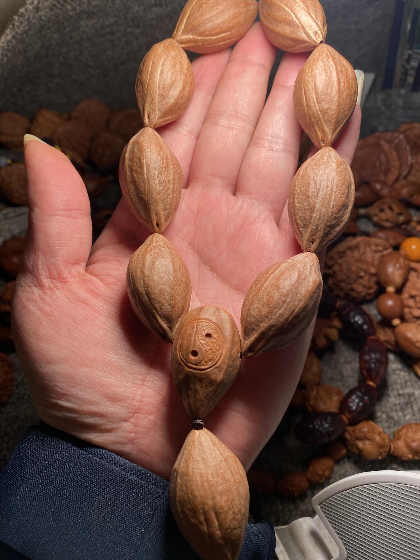 捡漏苏州非物质文化遗产，核雕艺术老苏工 福利苏工核雕，超大梅林，扭转乾坤，原皮手持，个性十足，等待有缘人，市场无同款，尺寸2。3x4.05喜欢的来