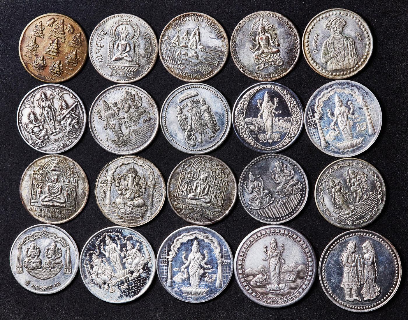 【俄甄集藏】满园春色-2026年(051)04-22星期三 晚 19:30 全场包邮 印度19-20世纪土邦印度教庙宇代用币一组，材质有银、铜、锌、合金等，最大直径：37mm，最小直径：19mm，共75枚