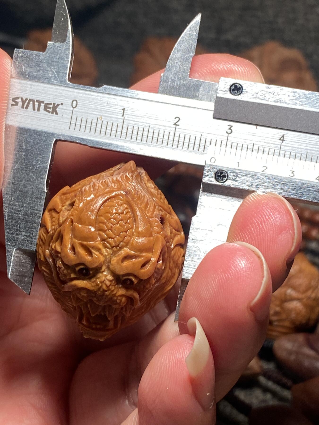 捡漏苏州非物质文化遗产，核雕艺术老苏工 福利苏工核雕纯手工龙行天下单籽，雕工深峻，个性十足，等待有缘人，尺寸2.8x3.45喜欢的来