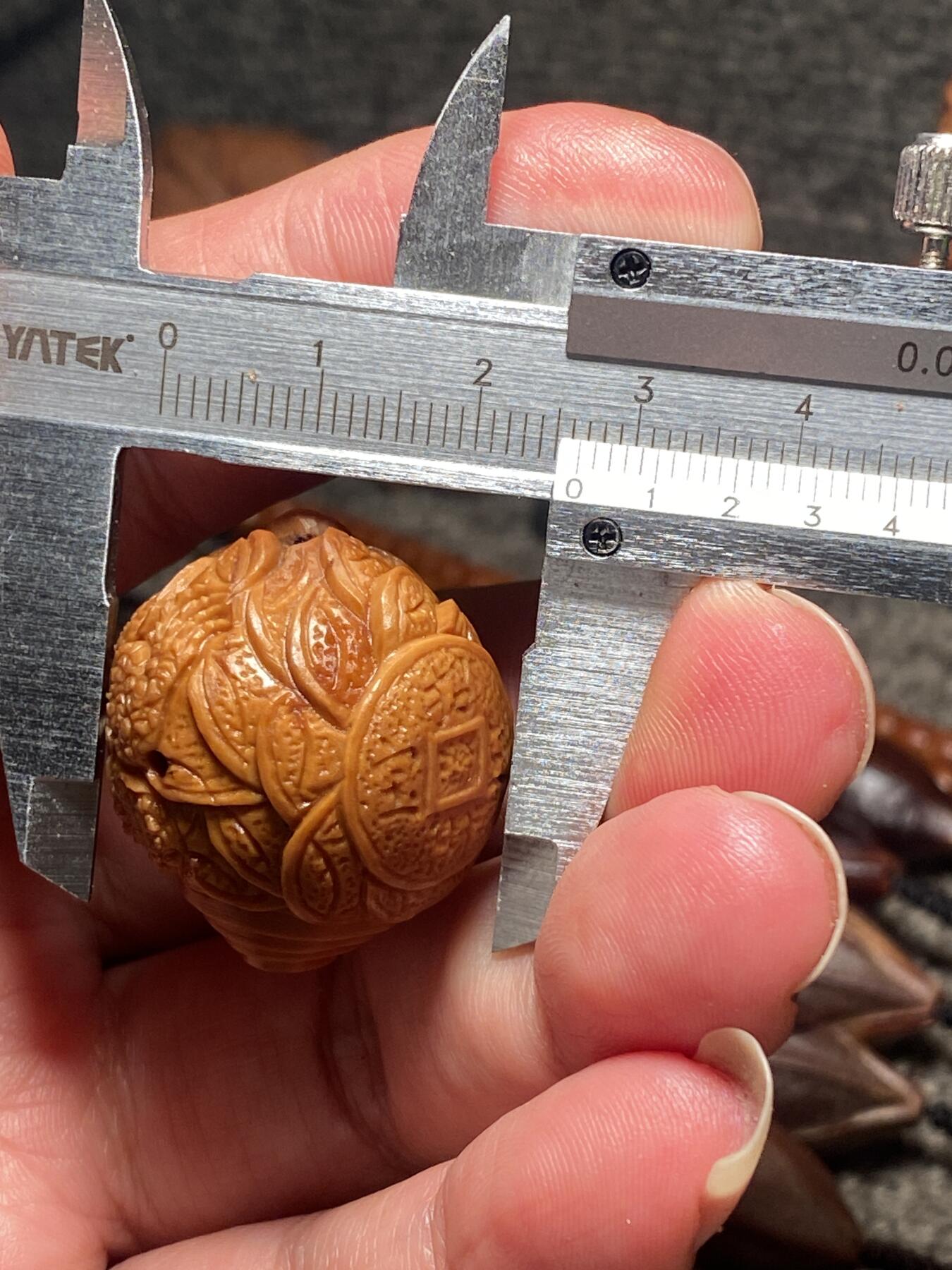 捡漏苏州非物质文化遗产，核雕艺术老苏工 福利苏工核雕纯手工独角吞金兽三通，雕工深峻，个性十足，等待有缘人，尺寸2.65x22.98,目前核界最大尺寸喜欢的来