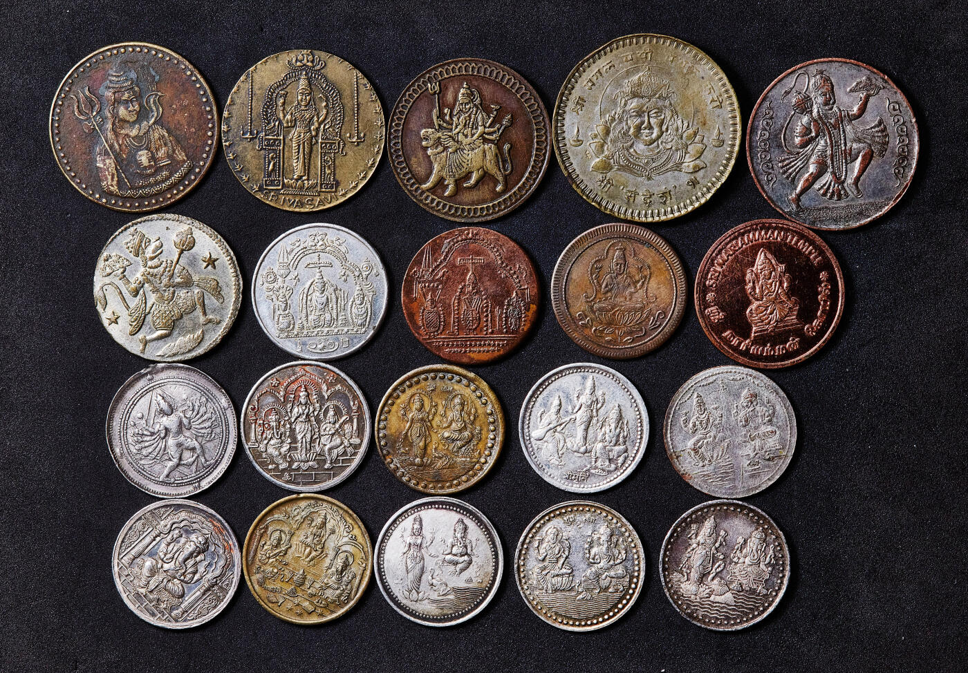 【俄甄集藏】满园春色-2026年(051)04-22星期三 晚 19:30 全场包邮 印度19-20世纪土邦印度教庙宇代用币一组，材质有银、铜、锌、合金等，最大直径：37mm，最小直径：19mm，共75枚