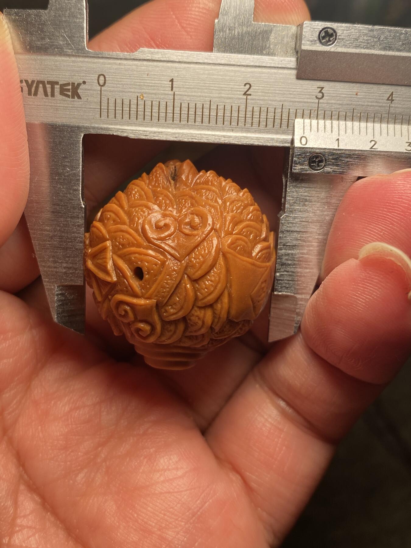 捡漏苏州非物质文化遗产，核雕艺术老苏工 福利苏工核雕纯手工铁核金蟾三通，雕工深峻，个性十足，等待有缘人，尺寸2。8x3.0目前核界最大尺寸喜欢的来