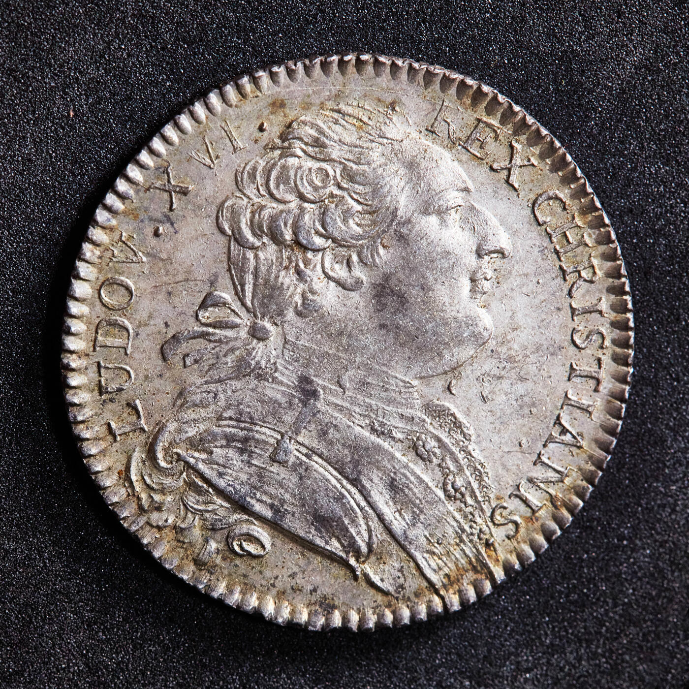 【俄甄集藏】满园春色-2026年(051)04-22星期三 晚 19:30 全场包邮 法国1774-1792年路易十六头像皇家人文与文学院银质代用币章，直径：29mm，重量：7.7克，黄油彩，原光品相