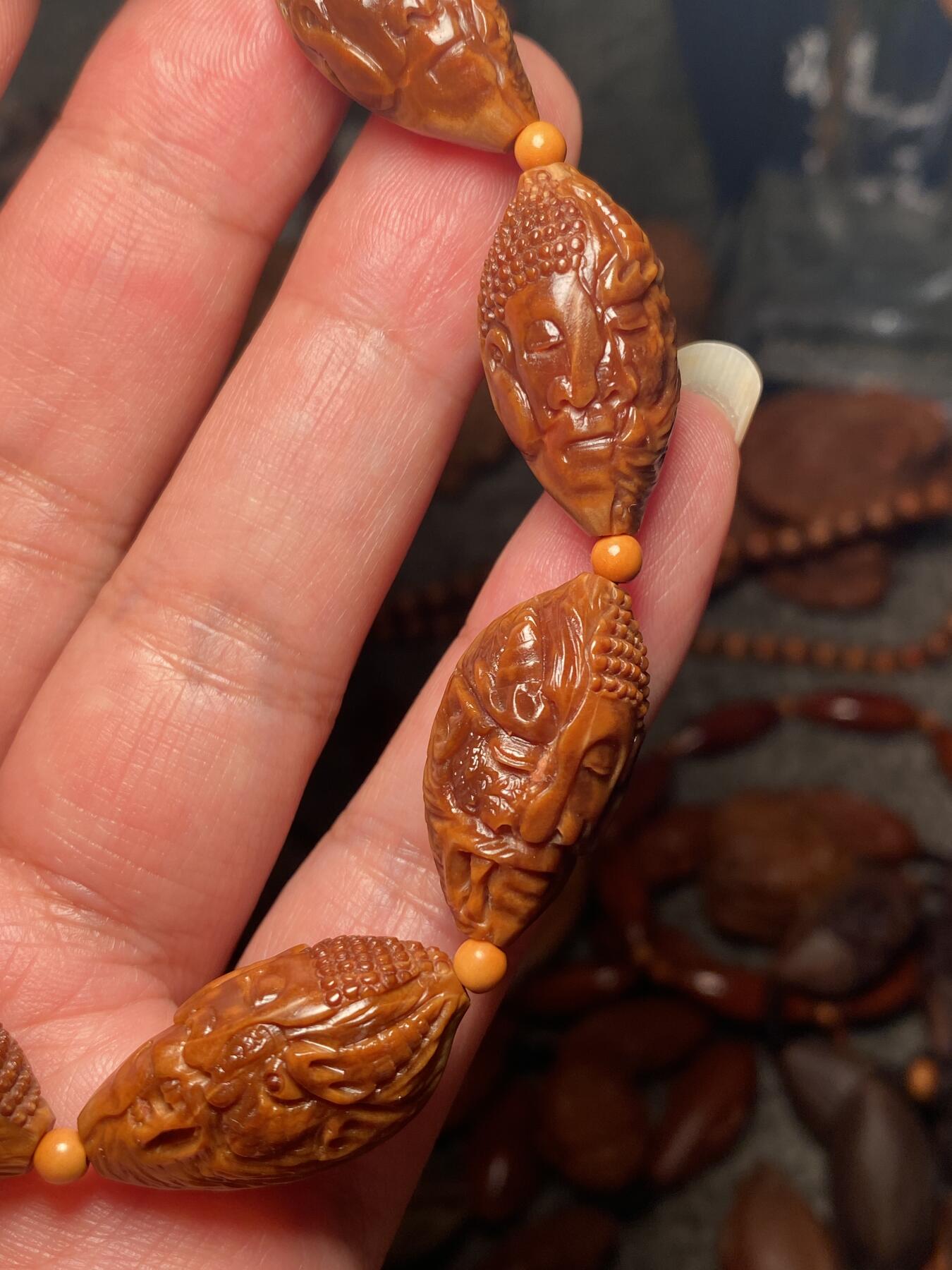 捡漏苏州非物质文化遗产，核雕艺术老苏工 福利苏工核雕纯手工半包桨佛魔一念手串，雕工深峻，个性十足，等待有缘人，尺寸1。35x2。6喜欢的来