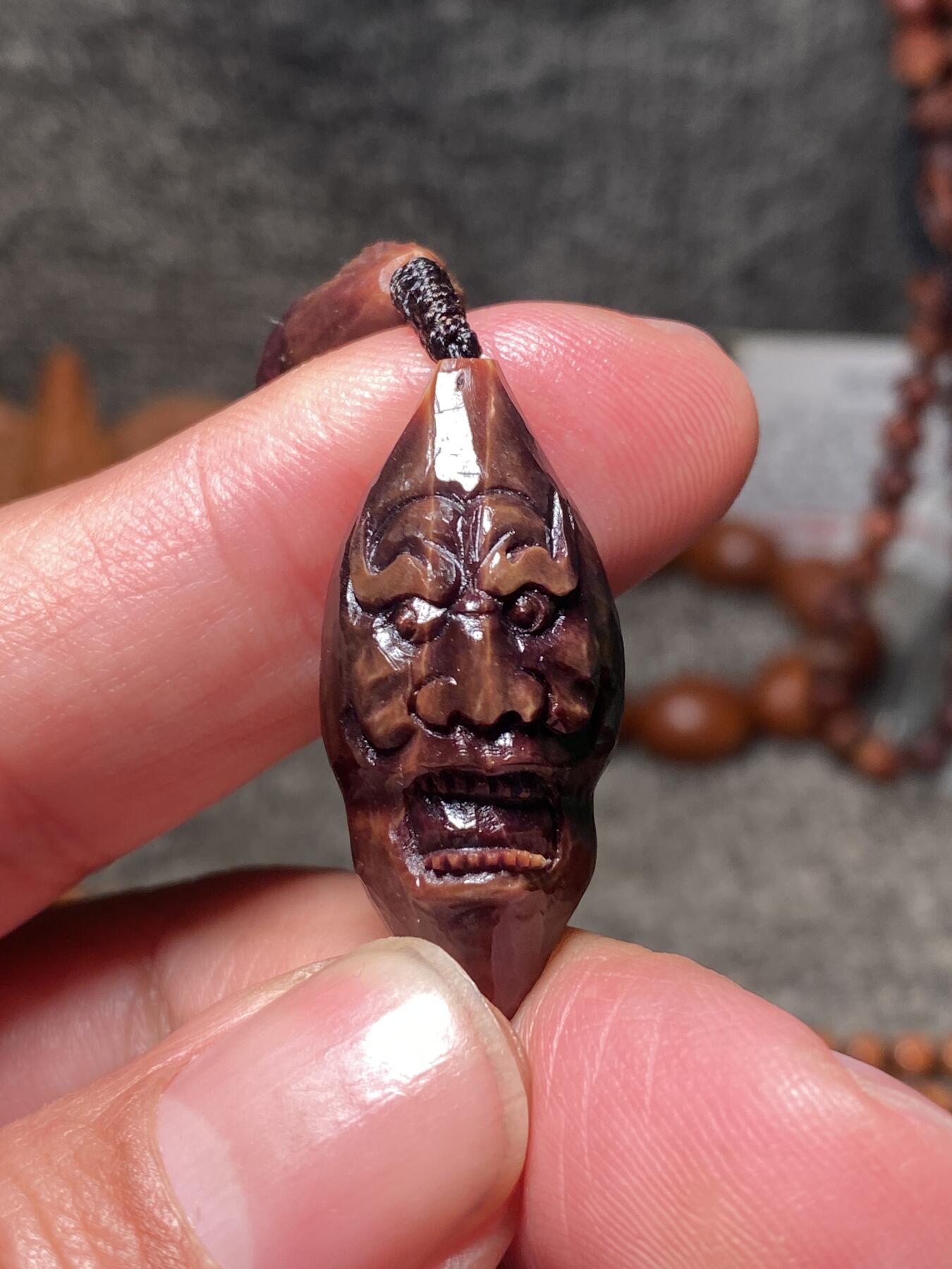 捡漏苏州非物质文化遗产，核雕艺术老苏工 福利苏工核雕纯手工老手艺名家王红秋老师雕刻异型紫核全刀工福禄十八罗汉，雕工深峻，个性十足，等待有缘人，尺寸1。5x3。2喜欢的来