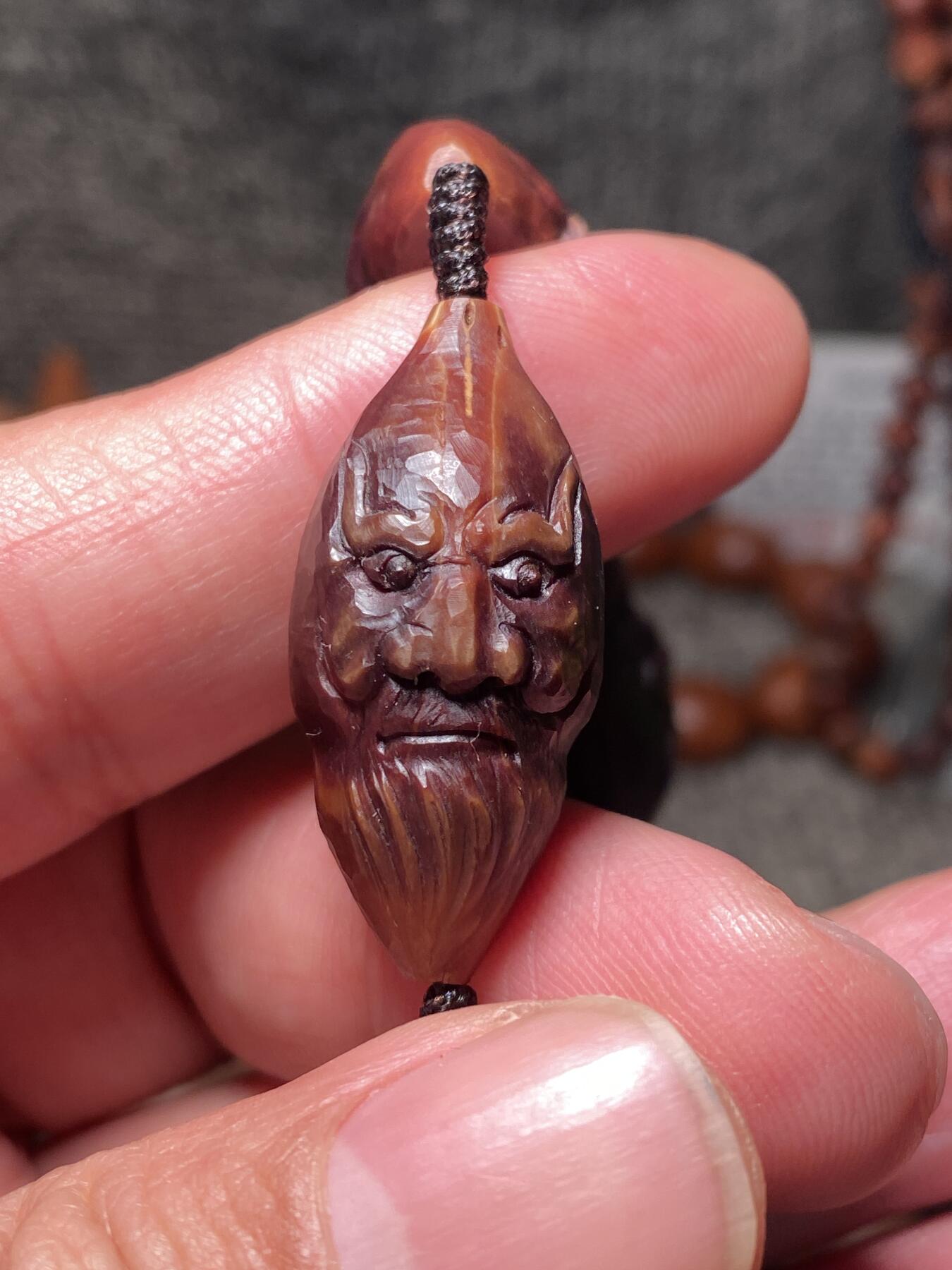 捡漏苏州非物质文化遗产，核雕艺术老苏工 福利苏工核雕纯手工老手艺名家王红秋老师雕刻异型紫核全刀工福禄十八罗汉，雕工深峻，个性十足，等待有缘人，尺寸1。5x3。2喜欢的来