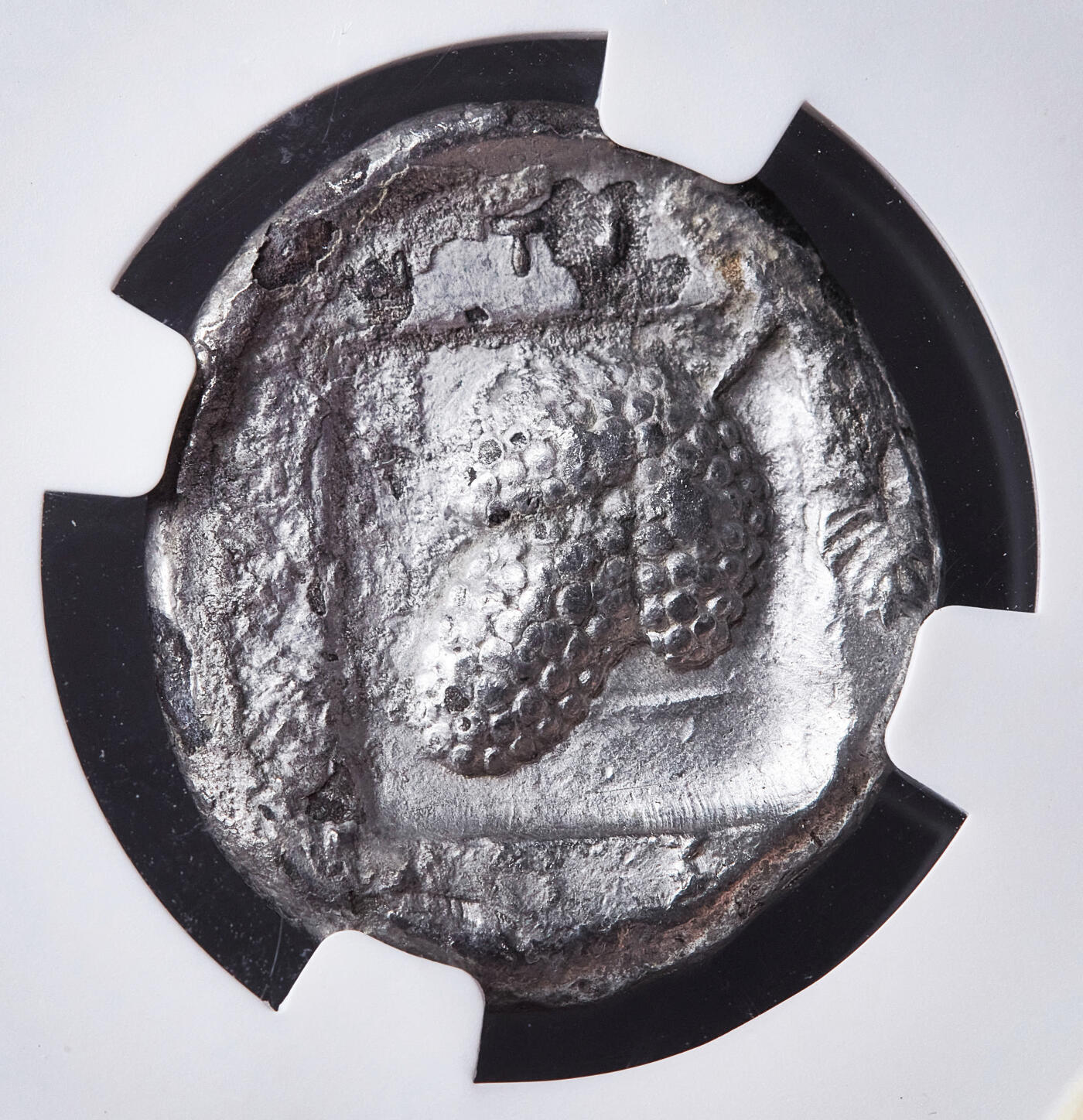 【俄甄集藏】满园春色-2026年(051)04-22星期三 晚 19:30 全场包邮 古希腊币西里西亚索洛伊城公元前385-333年雅典娜1斯塔特葡萄银币，NGC ChVF，正面头戴阿提卡式头盔的雅典娜，背面一串葡萄与铭文，葡萄图案是索洛伊的城邦徽记，与酒神狄奥尼索斯信仰相关，直径：23mm，原光品相