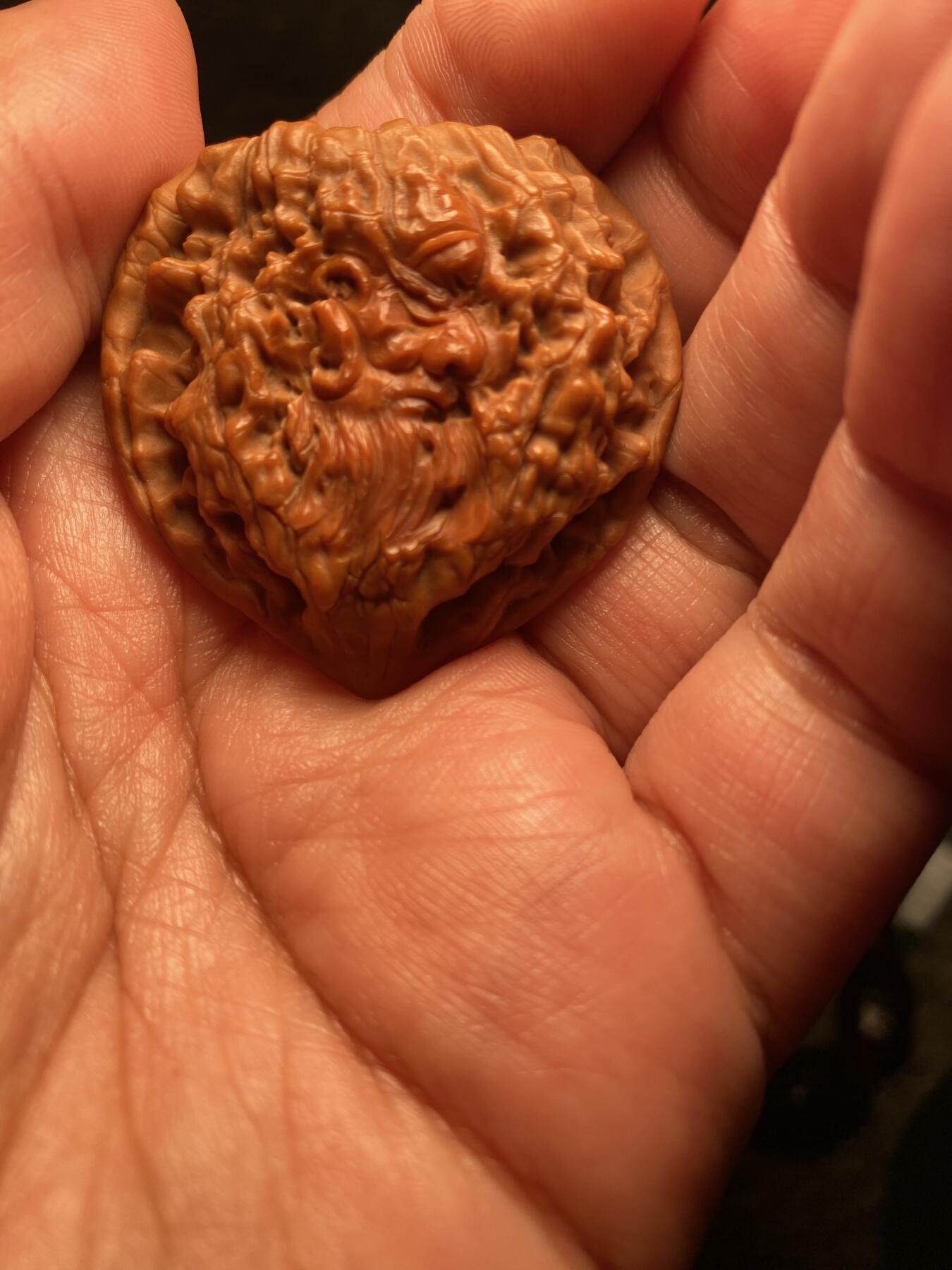 捡漏苏州非物质文化遗产，核雕艺术老苏工 福利苏工核雕，纯手工雕刻,核桃老苏工留刀痕关公，忠义千秋，个性十足，等待有缘人，市场无同款，尺寸4。2喜欢的来