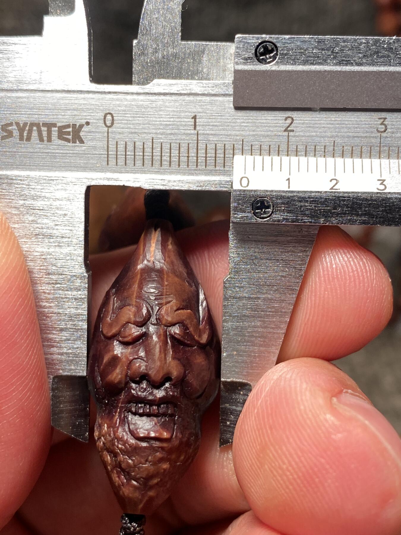 捡漏苏州非物质文化遗产，核雕艺术老苏工 福利苏工核雕纯手工老手艺名家王红秋老师雕刻异型紫核全刀工福禄十八罗汉，雕工深峻，个性十足，等待有缘人，尺寸1。5x3。2喜欢的来