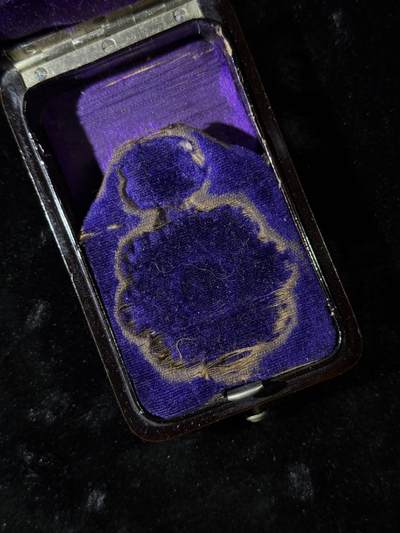 戎马世界章牌大赏第115期 早期勋五等旭日双光章，盒略全，明治初期的圆角圆钮按扣盒子，非常少见的囧字盒，西南旭日之后的版本，挂钩为按压式双层挂钩