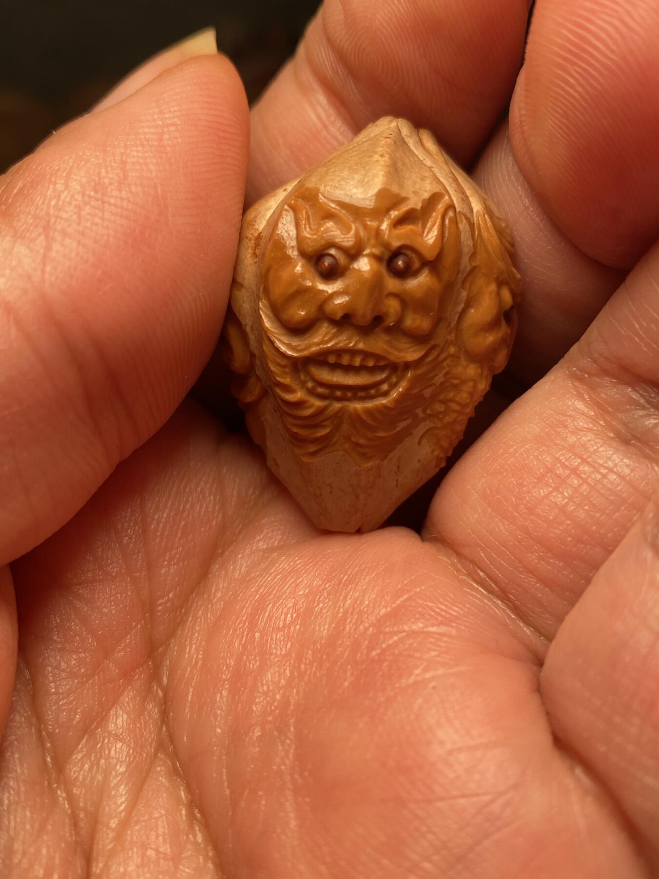 捡漏苏州非物质文化遗产，核雕艺术老苏工 福利苏工核雕，纯手工雕刻,四花人群仙会，个性十足，等待有缘人，尺寸2。5x3.4喜欢的来