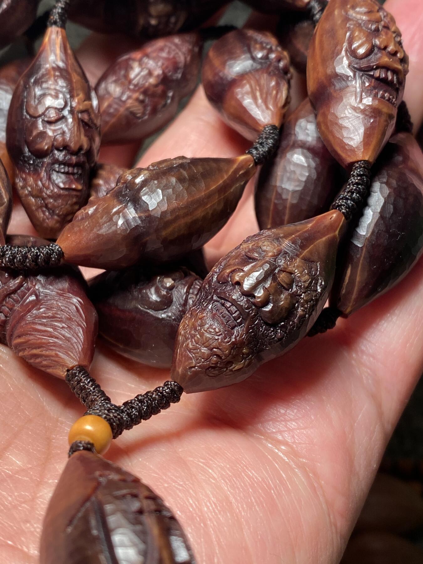 捡漏苏州非物质文化遗产，核雕艺术老苏工 福利苏工核雕纯手工老手艺名家王红秋老师雕刻异型紫核全刀工福禄十八罗汉，雕工深峻，个性十足，等待有缘人，尺寸1。5x3。2喜欢的来