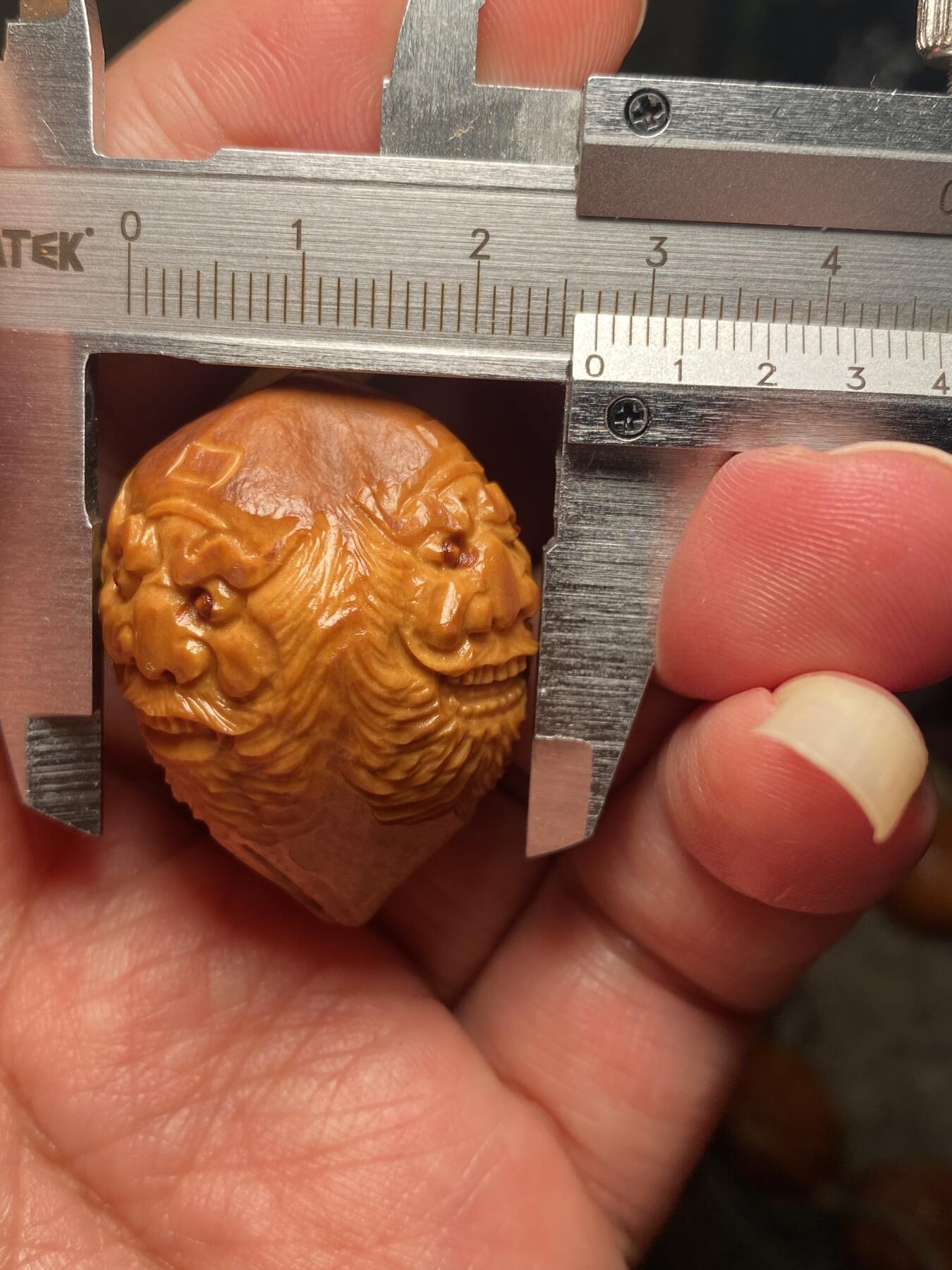 捡漏苏州非物质文化遗产，核雕艺术老苏工 福利苏工核雕，纯手工雕刻,钟馗百态，个性十足，等待有缘人，尺寸2。7x3。58喜欢的来