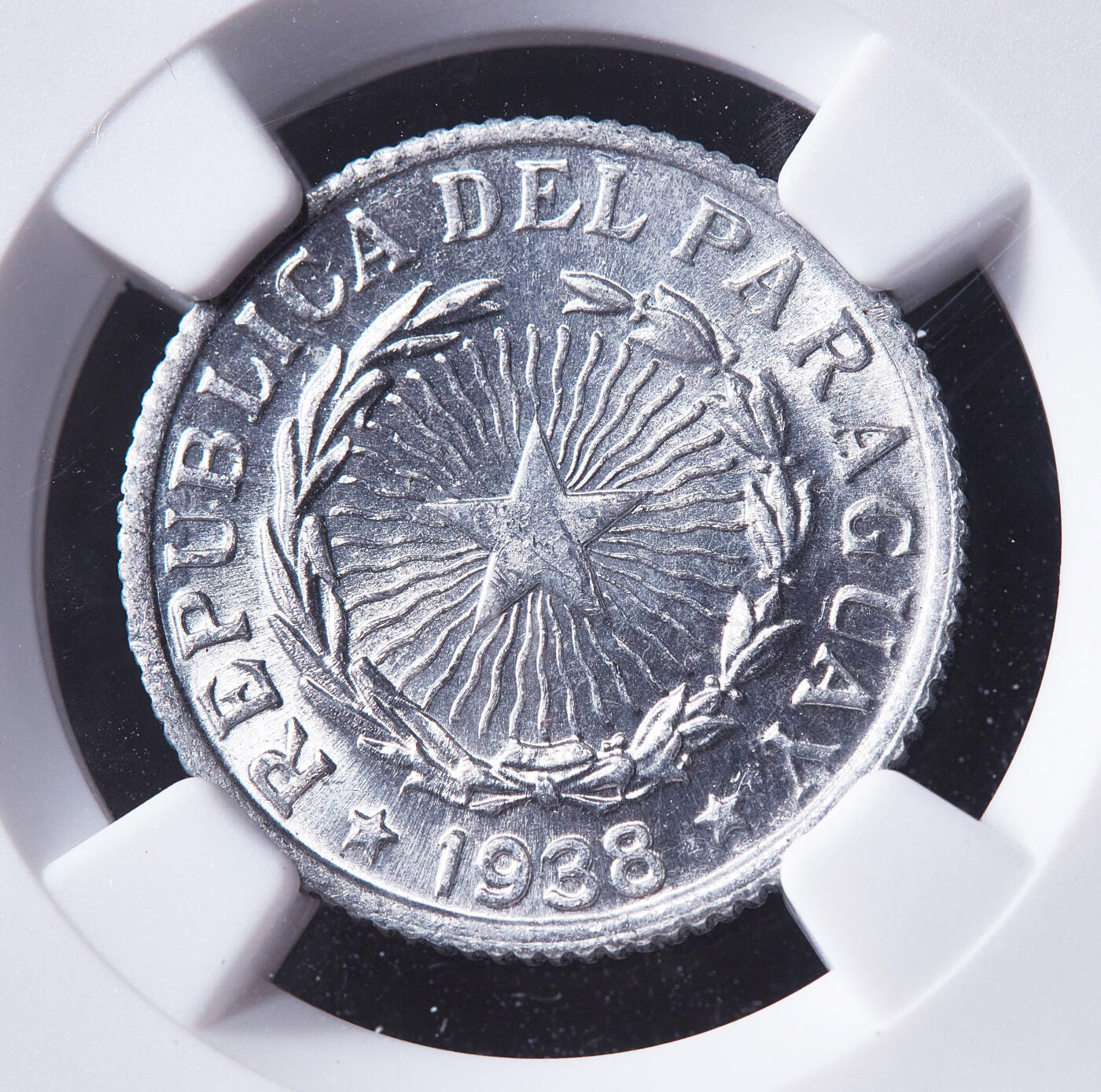 【俄甄集藏】满园春色-2026年(051)04-22星期三 晚 19:30 全场包邮 巴拉圭1938年2比索铝币，NGC MS64+，稀少独年版，转光品相