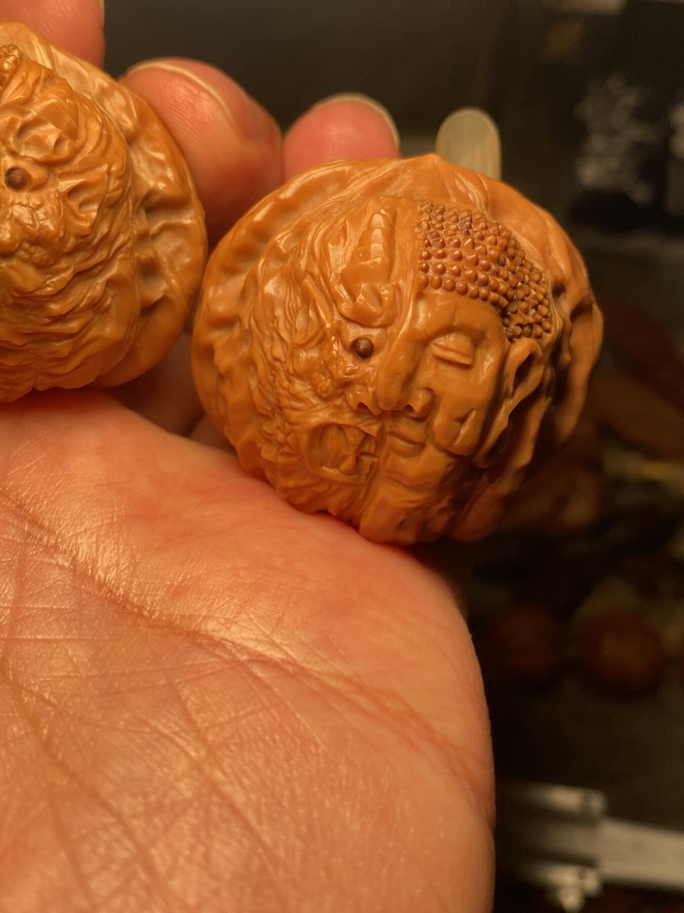 捡漏苏州非物质文化遗产，核雕艺术老苏工 福利苏工核雕，纯手工雕刻,核桃四面雕刻佛魔一念，个性十足，等待有缘人，市场无同款，尺寸4。18喜欢的来