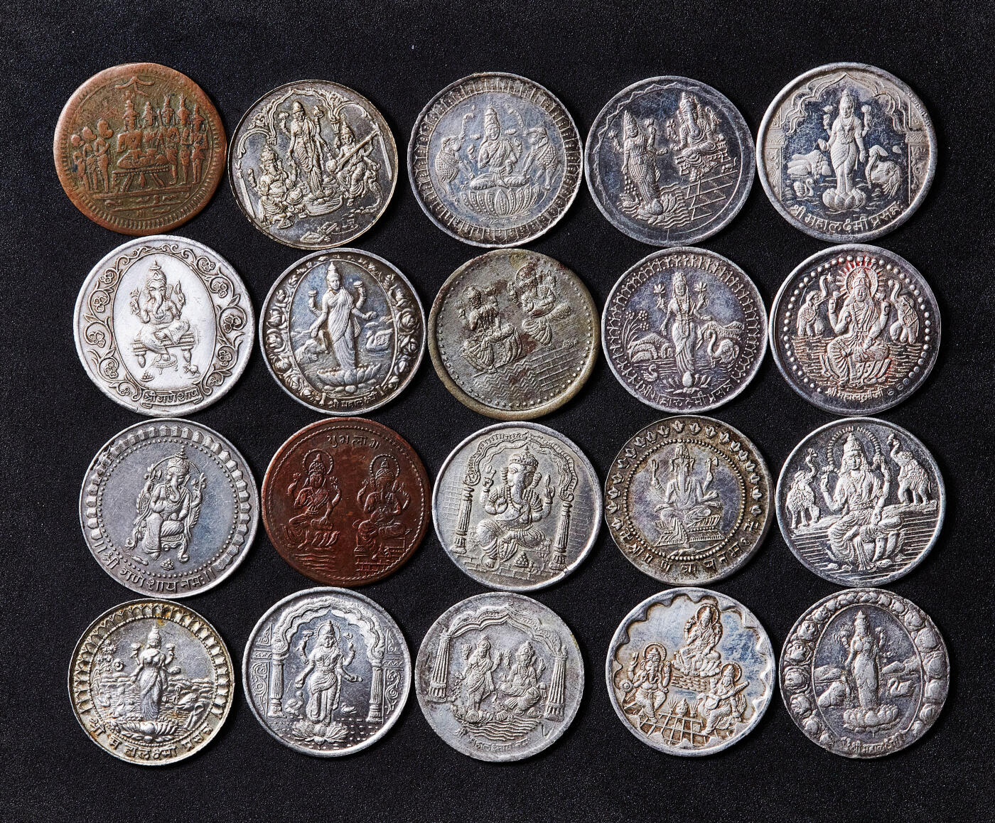 【俄甄集藏】满园春色-2026年(051)04-22星期三 晚 19:30 全场包邮 印度19-20世纪土邦印度教庙宇代用币一组，材质有银、铜、锌、合金等，最大直径：37mm，最小直径：19mm，共75枚