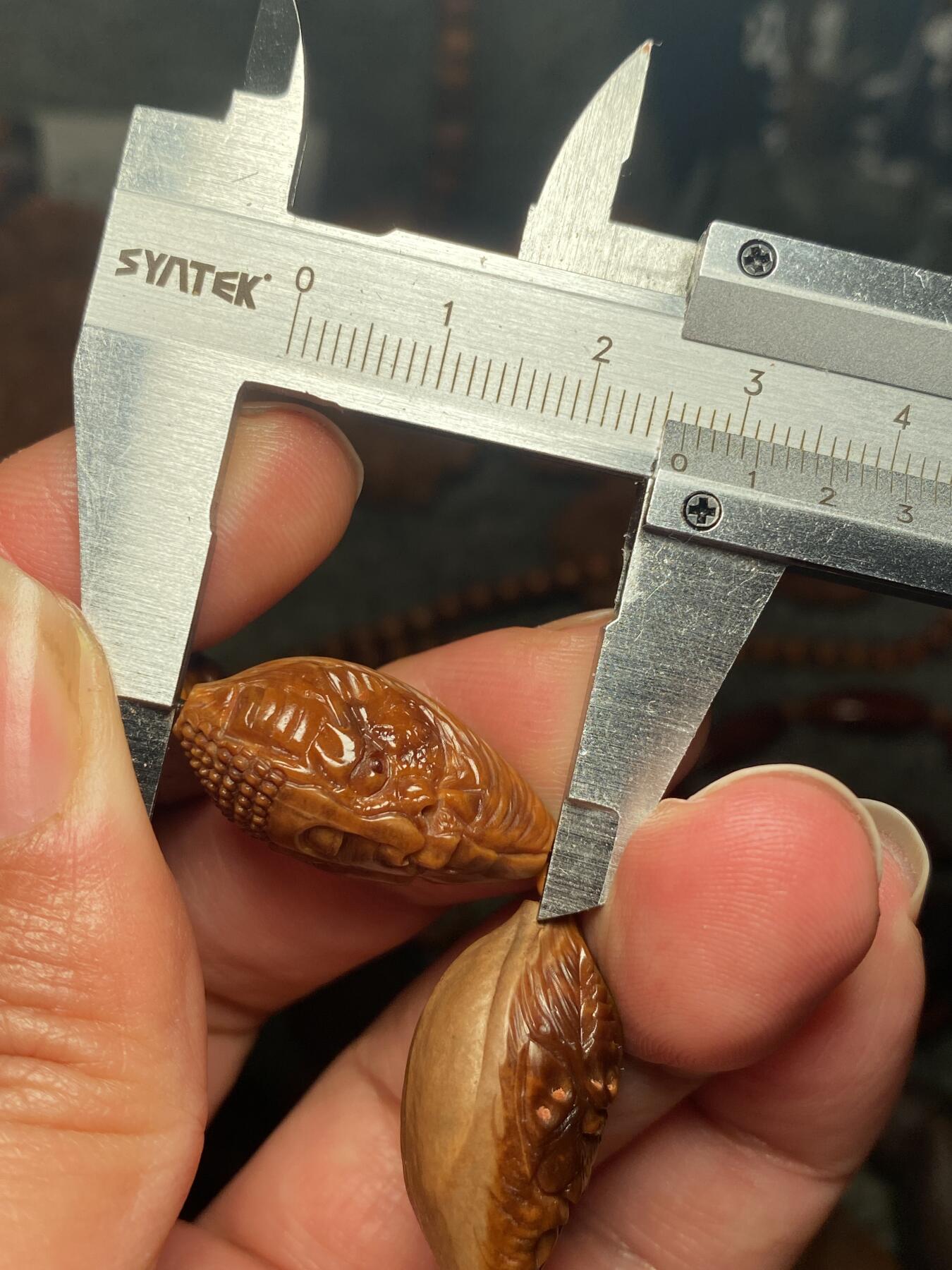 捡漏苏州非物质文化遗产，核雕艺术老苏工 福利苏工核雕纯手工半包桨佛魔一念手串，雕工深峻，个性十足，等待有缘人，尺寸1。35x2。6喜欢的来