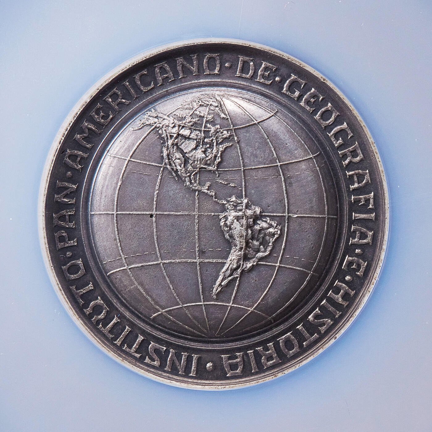 【俄甄集藏】满园春色-2026年(051)04-22星期三 晚 19:30 全场包邮 巴西1932年哥伦布头像纪念泛美地理历史学会成立大银章，NGC MS64，高浮雕，酱彩老包浆，设计精美，直径：50mm，重：82克，十分厚重，稀少品种