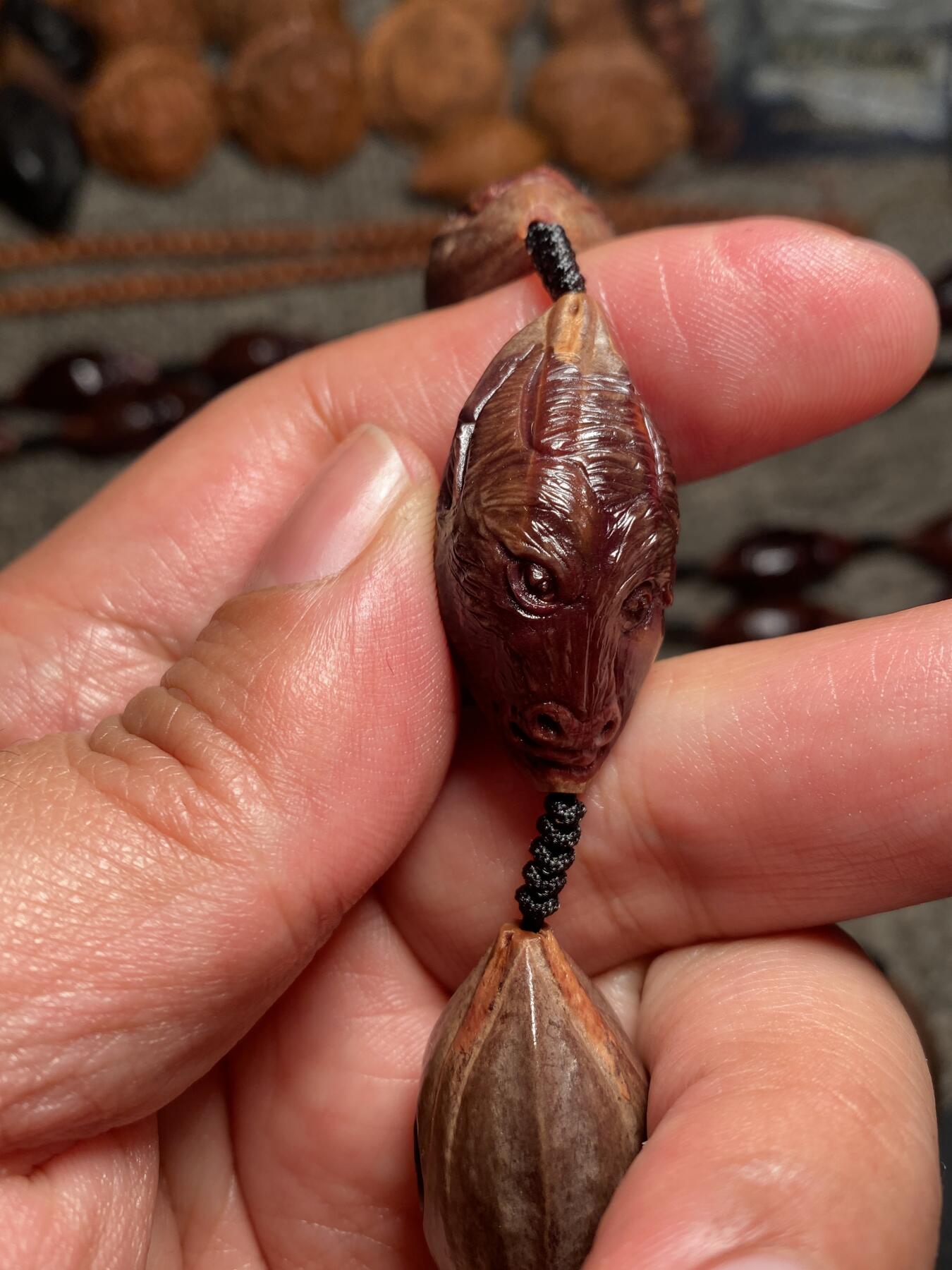 捡漏苏州非物质文化遗产，核雕艺术老苏工 福利苏工核雕纯手工老手艺名家王红秋老师雕刻紫核全手工福禄寿喜财十二生肖，雕工深峻，个性十足，等待有缘人，尺寸1。75x3.6喜欢的来