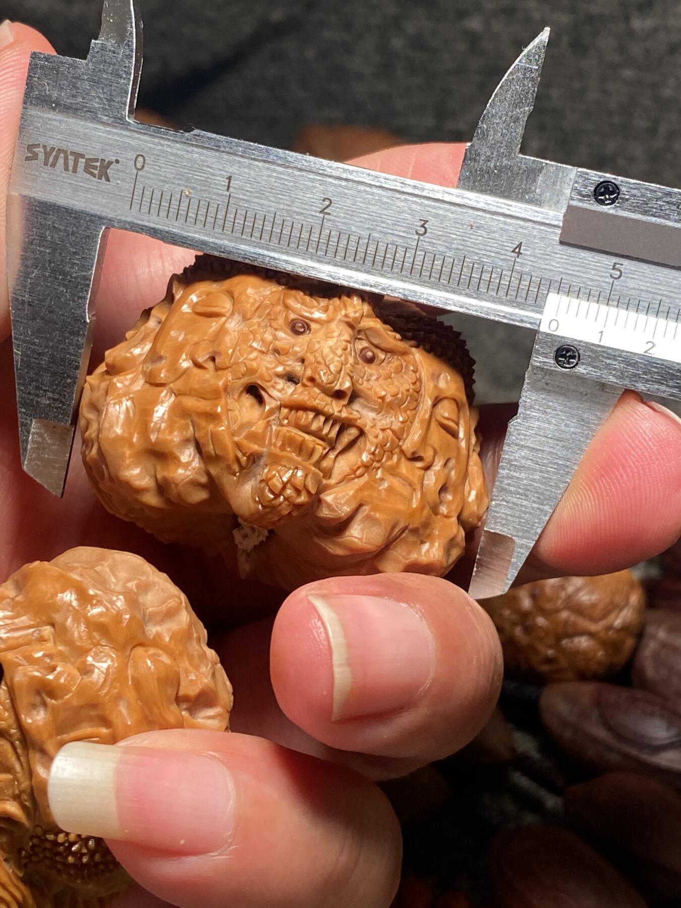 捡漏苏州非物质文化遗产，核雕艺术老苏工 福利苏工核雕，纯手工雕刻,核桃老苏工魔由心生个性十足，等待有缘人，市场无同款，尺寸4。55喜欢的来