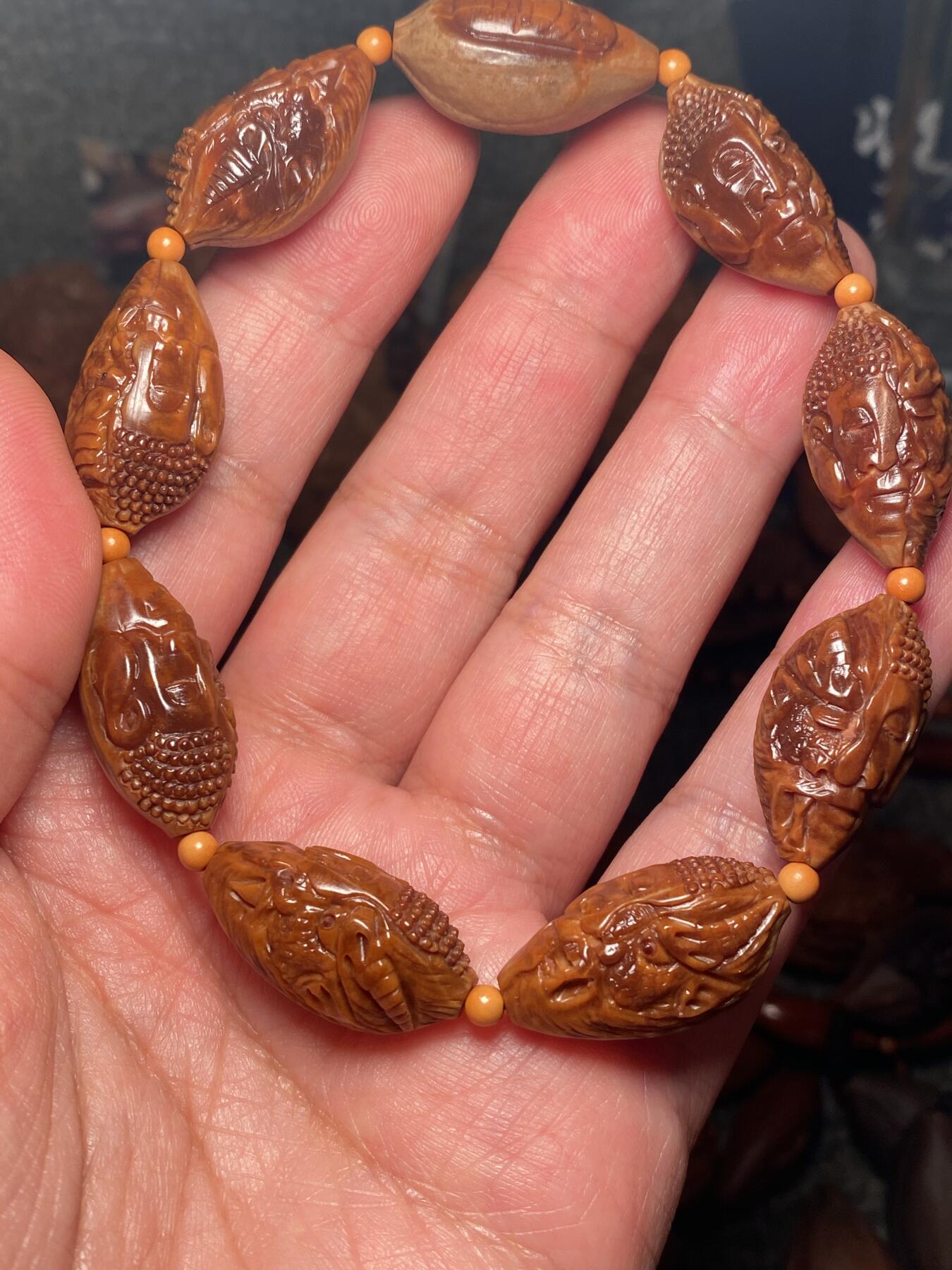 捡漏苏州非物质文化遗产，核雕艺术老苏工 福利苏工核雕纯手工半包桨佛魔一念手串，雕工深峻，个性十足，等待有缘人，尺寸1。35x2。6喜欢的来
