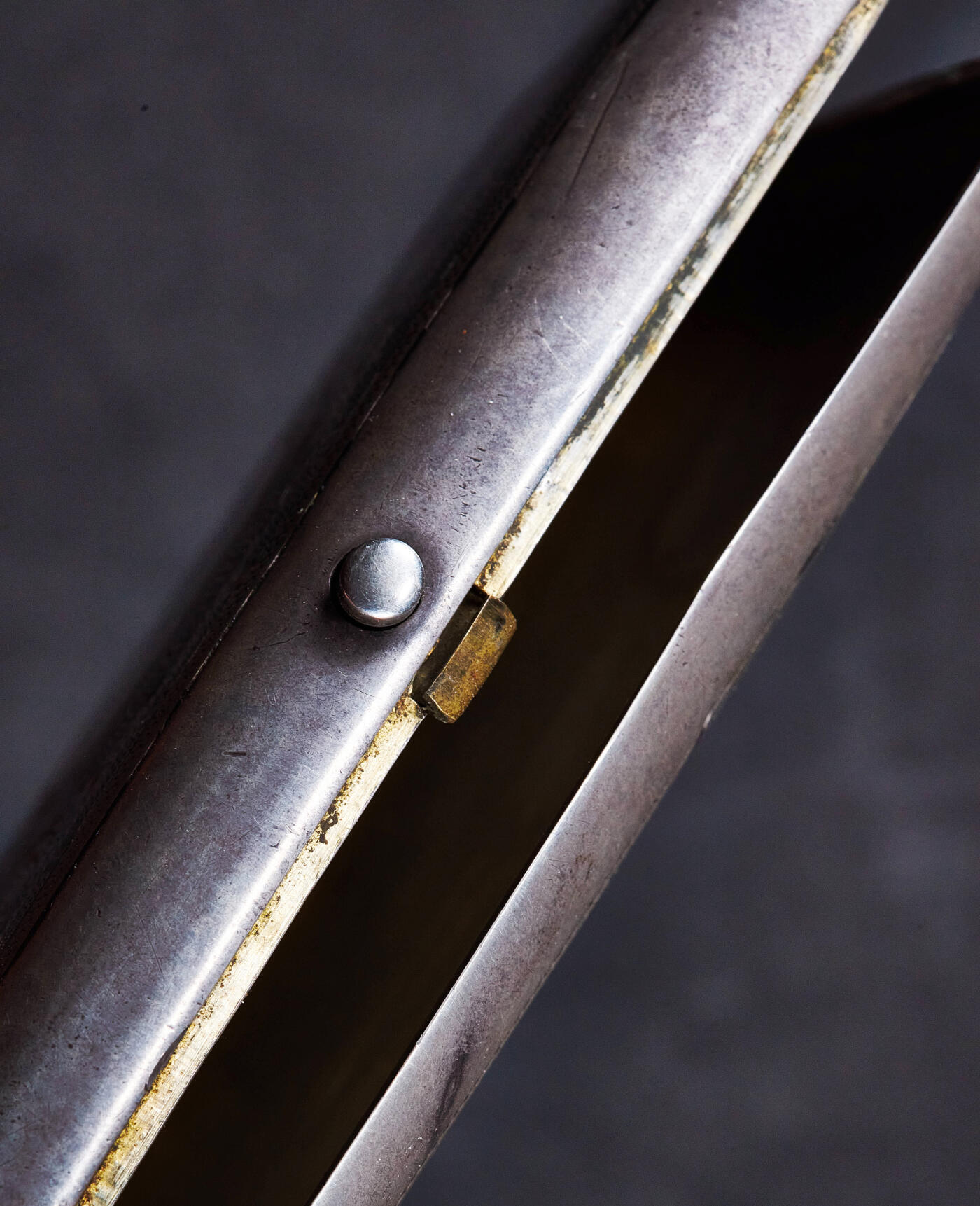 【俄甄集藏】满园春色-2026年(051)04-22星期三 晚 19:30 全场包邮 沙俄19世纪伏尔加河畔风光山水风景乌银珐琅（Niello）工艺内镀金刻花古董银烟盒，莫斯科著名乌银工艺大师尼古拉·米哈伊洛维奇·博比尔作品，长：105mm，宽：75mm，重量：141.2克，84戳记，含银量87.5%，俄系银器戳记为96进制，设计精美，纯手工制作，保存完好难得，有使用痕迹