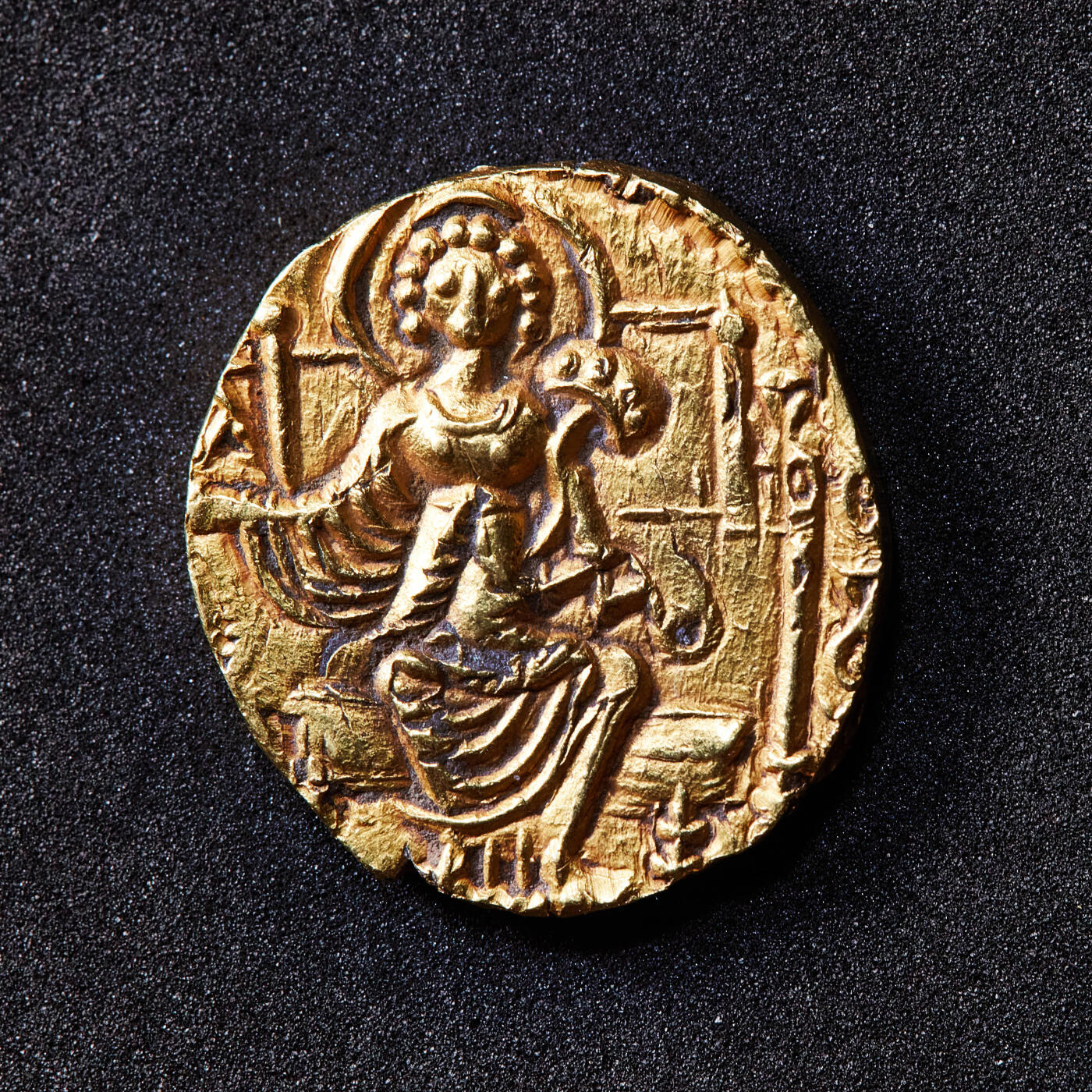 【俄甄集藏】满园春色-2026年(051)04-22星期三 晚 19:30 全场包邮 贵霜王朝公元325-345年夏迦一世1第纳尔金币，正面国王盛装像手持三叉戟向祭坛供奉站像，背面大地神阿多赫索坐像手持莲花和绳索，铭文是贵霜文，有婆罗米文印记，直径：20mm，重量：8克