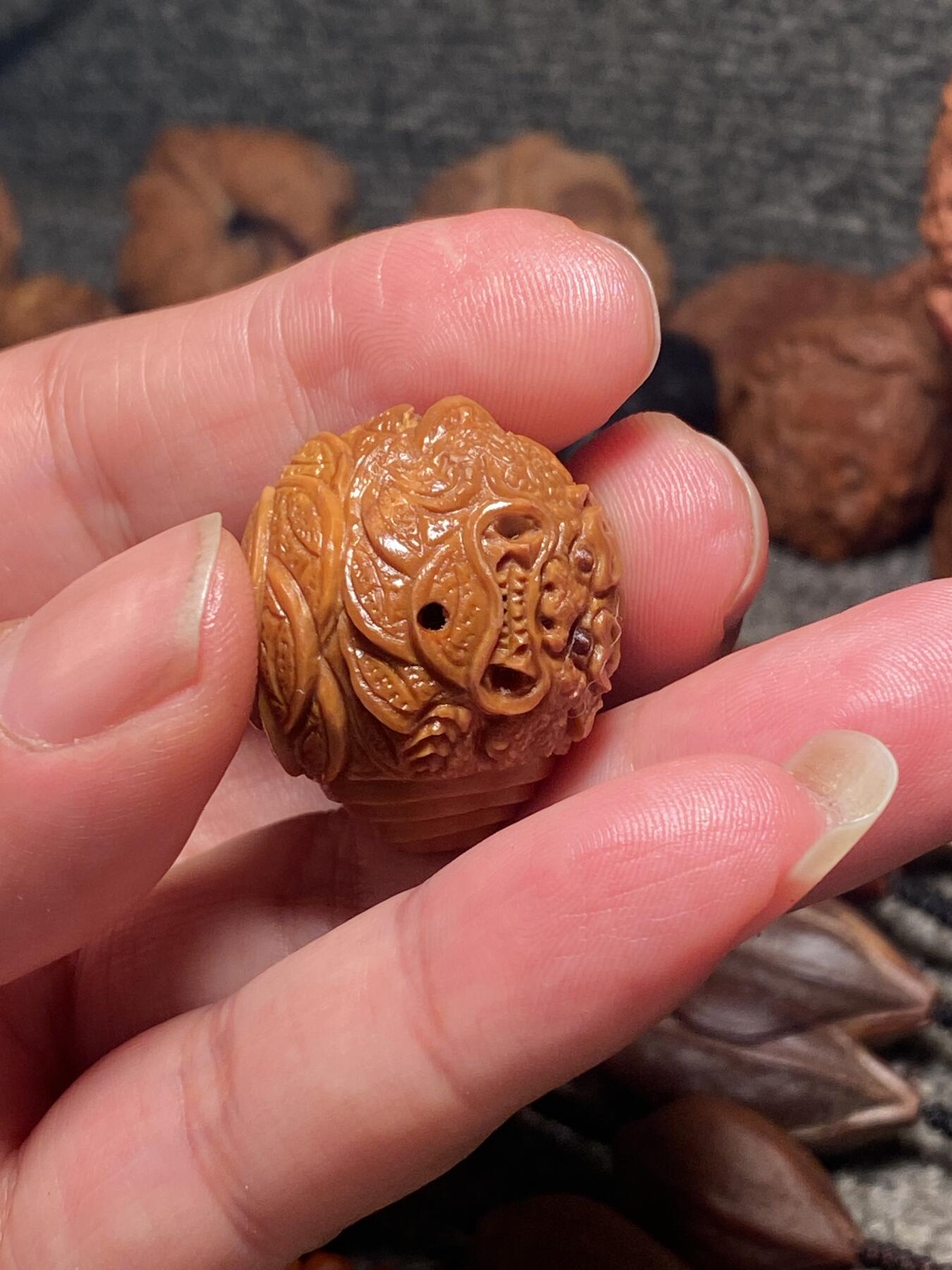 捡漏苏州非物质文化遗产，核雕艺术老苏工 福利苏工核雕纯手工独角吞金兽三通，雕工深峻，个性十足，等待有缘人，尺寸2.65x22.98,目前核界最大尺寸喜欢的来