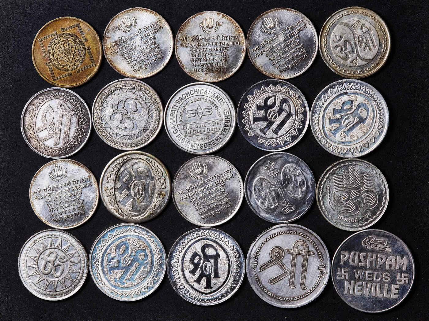 【俄甄集藏】满园春色-2026年(051)04-22星期三 晚 19:30 全场包邮 印度19-20世纪土邦印度教庙宇代用币一组，材质有银、铜、锌、合金等，最大直径：37mm，最小直径：19mm，共75枚