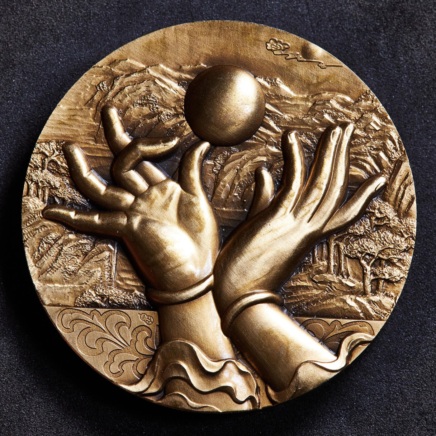 【俄甄集藏】满园春色-2026年(051)04-22星期三 晚 19:30 全场包邮 中国2015年佛教四大名山系列-九华山（地藏菩萨道场）大铜章，沈阳造币厂出品，带收藏证书，直径60mm，重184.9克，发行量60000枚