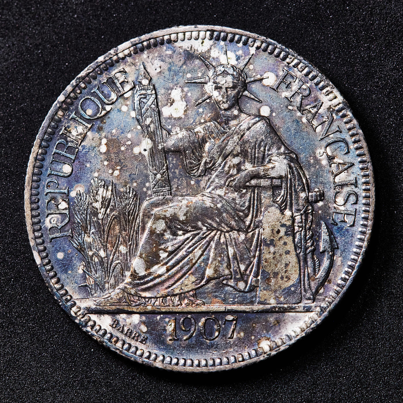 【俄甄集藏】满园春色-2026年(051)04-22星期三 晚 19:30 全场包邮 法属印度支那1907年A版1皮阿斯特坐洋大银币，五彩包浆，底光犹存，品相尚佳