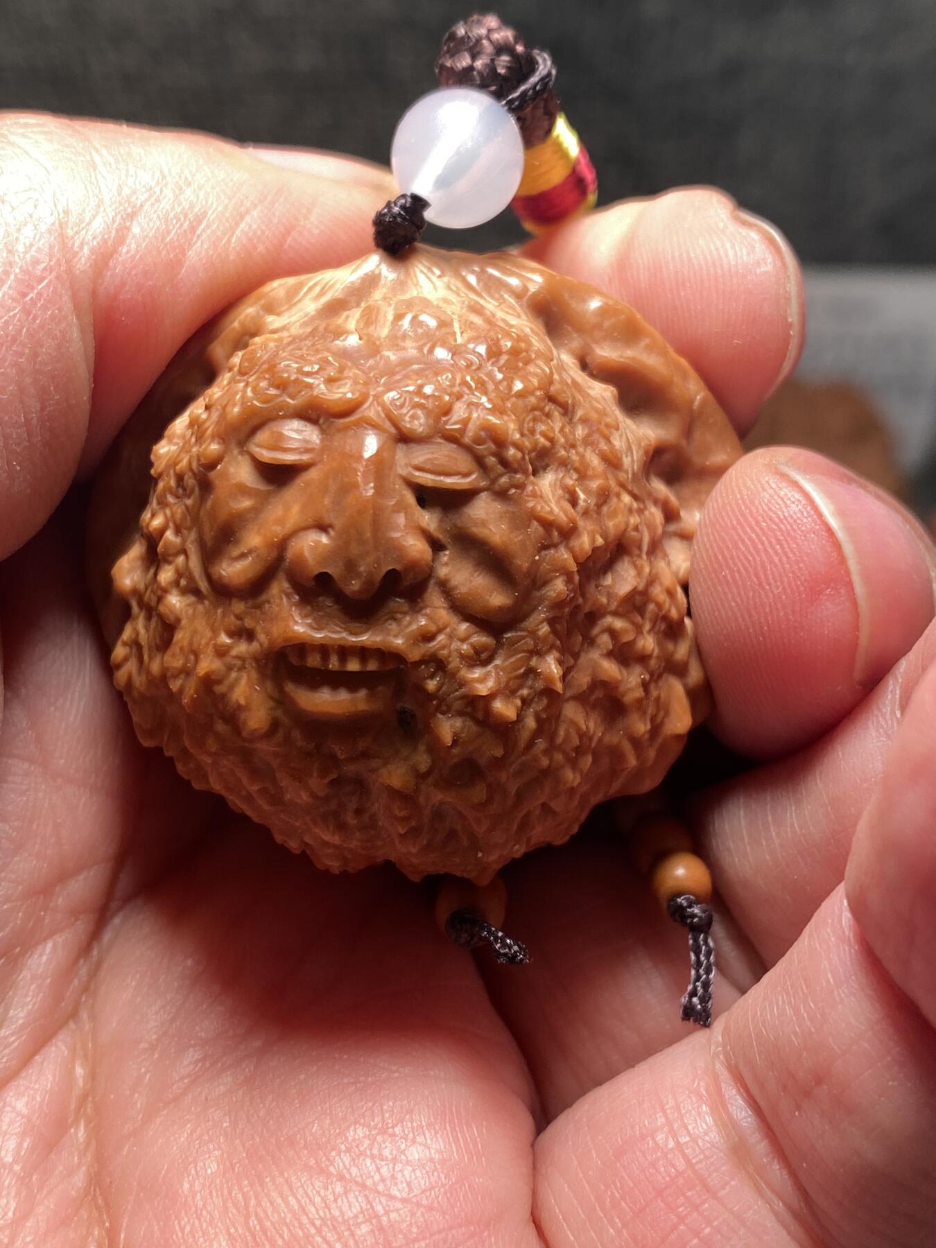 捡漏苏州非物质文化遗产，核雕艺术老苏工 福利苏工核雕，纯手工雕刻,核桃老苏工留刀痕双面达摩百态手把件，个性十足，等待有缘人，市场无同款，尺寸4。2喜欢的来