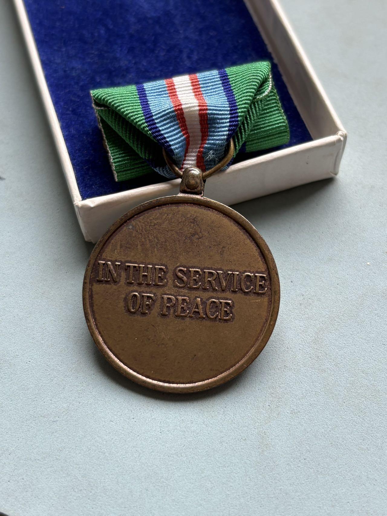 盛世勋华——号角文化勋章邮票专场拍卖第314期 联合国柬埔寨过渡时期权力机构 维和奖章，带原盒，1992年，由联合国安理会授权设立，是冷战后联合国规模最大、权限最广的维和行动之一  监督柬埔寨停火、组织1993年柬埔寨大选、遣返难民、重建国家机构、保障人权，1992年，中国派出400人成建制维和工兵部队赴柬埔寨执行任务，这是中国历史上第一支成建制“蓝盔部队”，标志着中国正式全面参与联合国维和行动