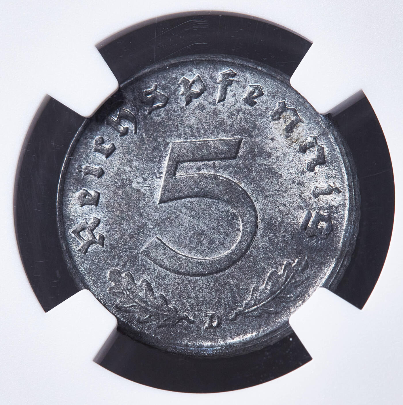 【俄甄集藏】满园春色-2026年(051)04-22星期三 晚 19:30 全场包邮 德国第三帝国1942年D版党徽5芬尼锌币，NGC MS62，原光品相，原图至官网查询或联系客服