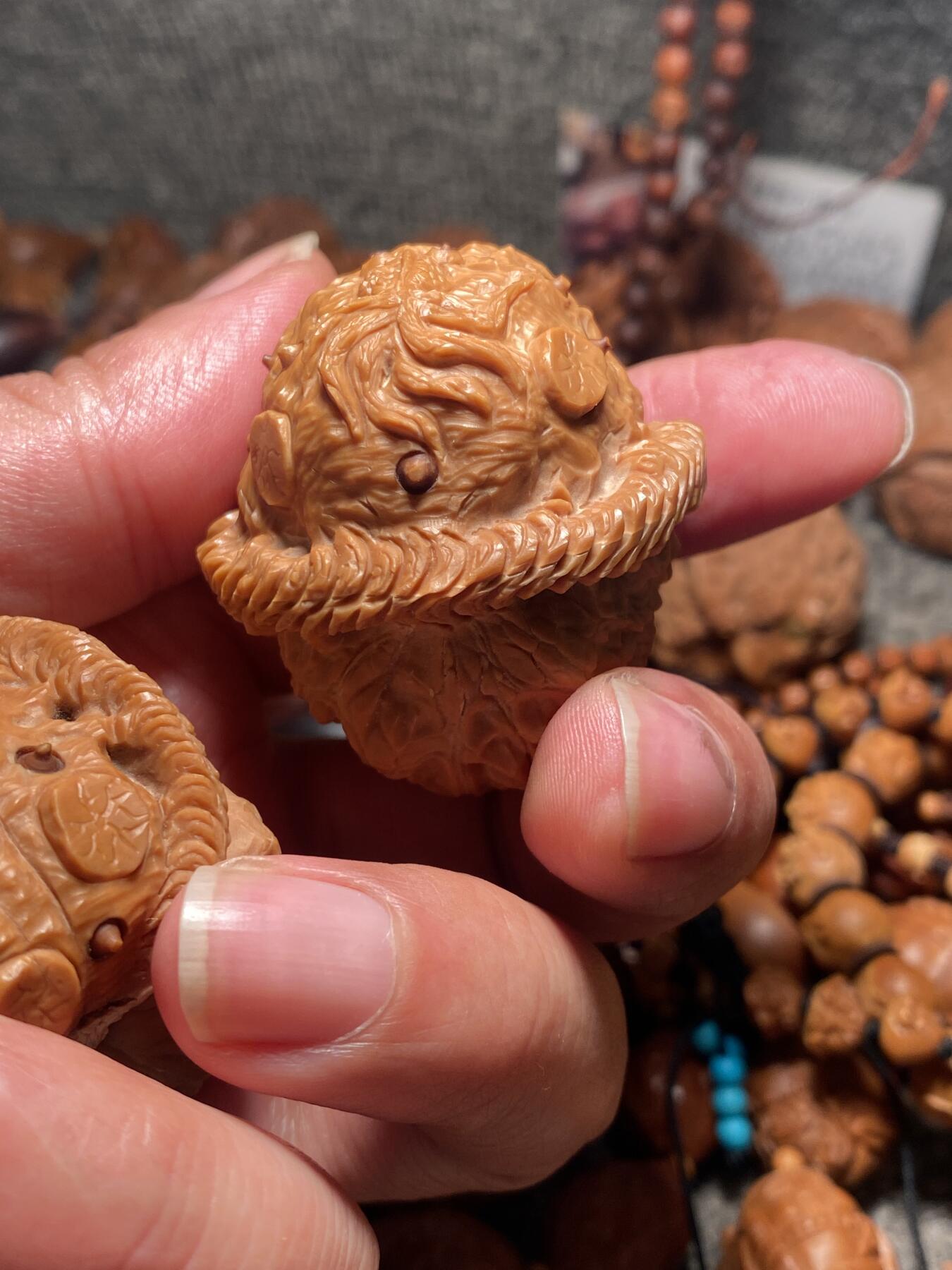 捡漏苏州非物质文化遗产，核雕艺术老苏工 福利苏工核雕，纯手工雕刻,核桃老苏工留刀痕腰缠万贯，金玉满堂，年年有余，好运连连，个性十足，等待有缘人，市场无同款，尺寸4。3喜欢的来